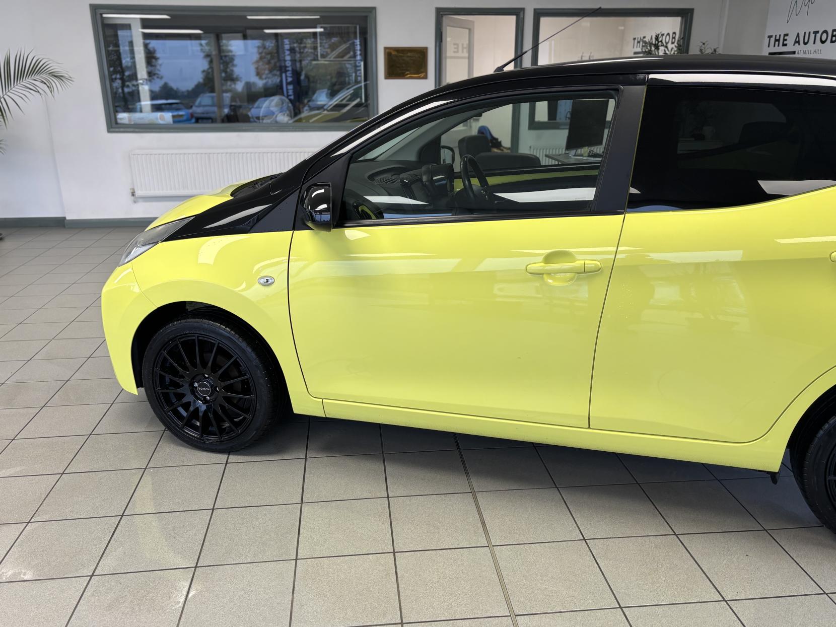 Toyota AYGO 1.0 VVT-i x-cite 3 Yellow Bi-Tone Hatchback 5dr Petrol Manual Euro 6 (68 ps)