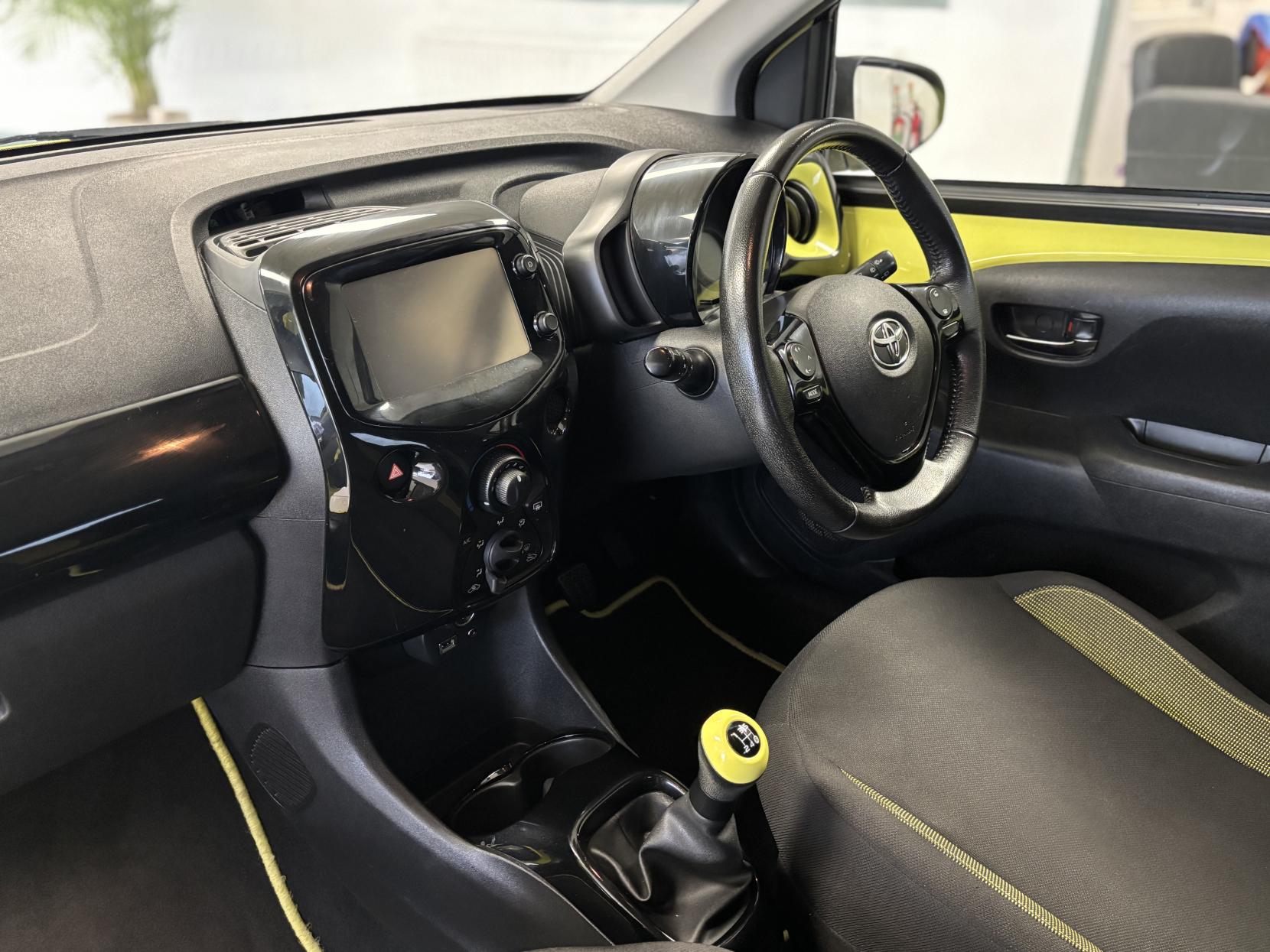 Toyota AYGO 1.0 VVT-i x-cite 3 Yellow Bi-Tone Hatchback 5dr Petrol Manual Euro 6 (68 ps)
