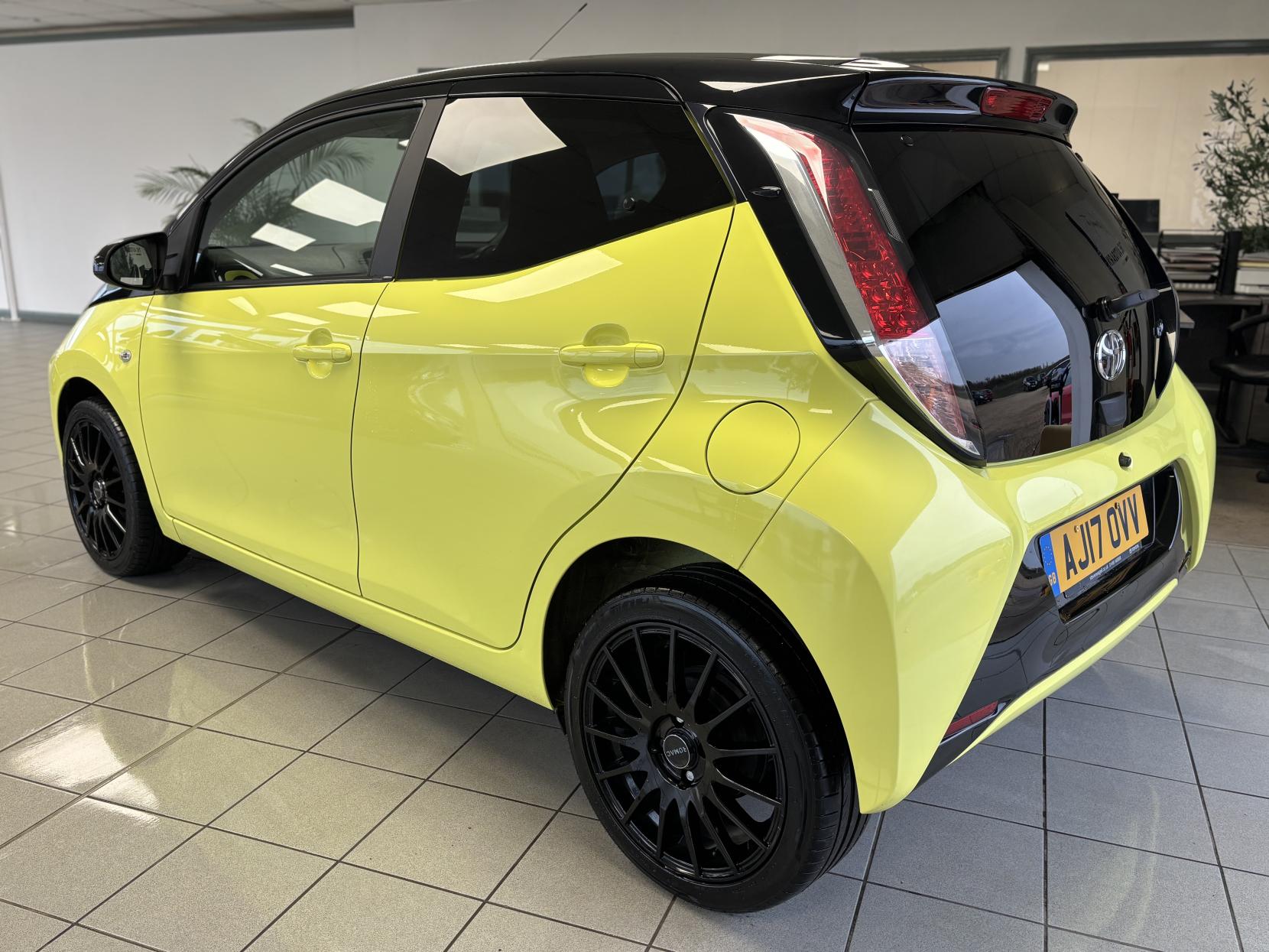 Toyota AYGO 1.0 VVT-i x-cite 3 Yellow Bi-Tone Hatchback 5dr Petrol Manual Euro 6 (68 ps)