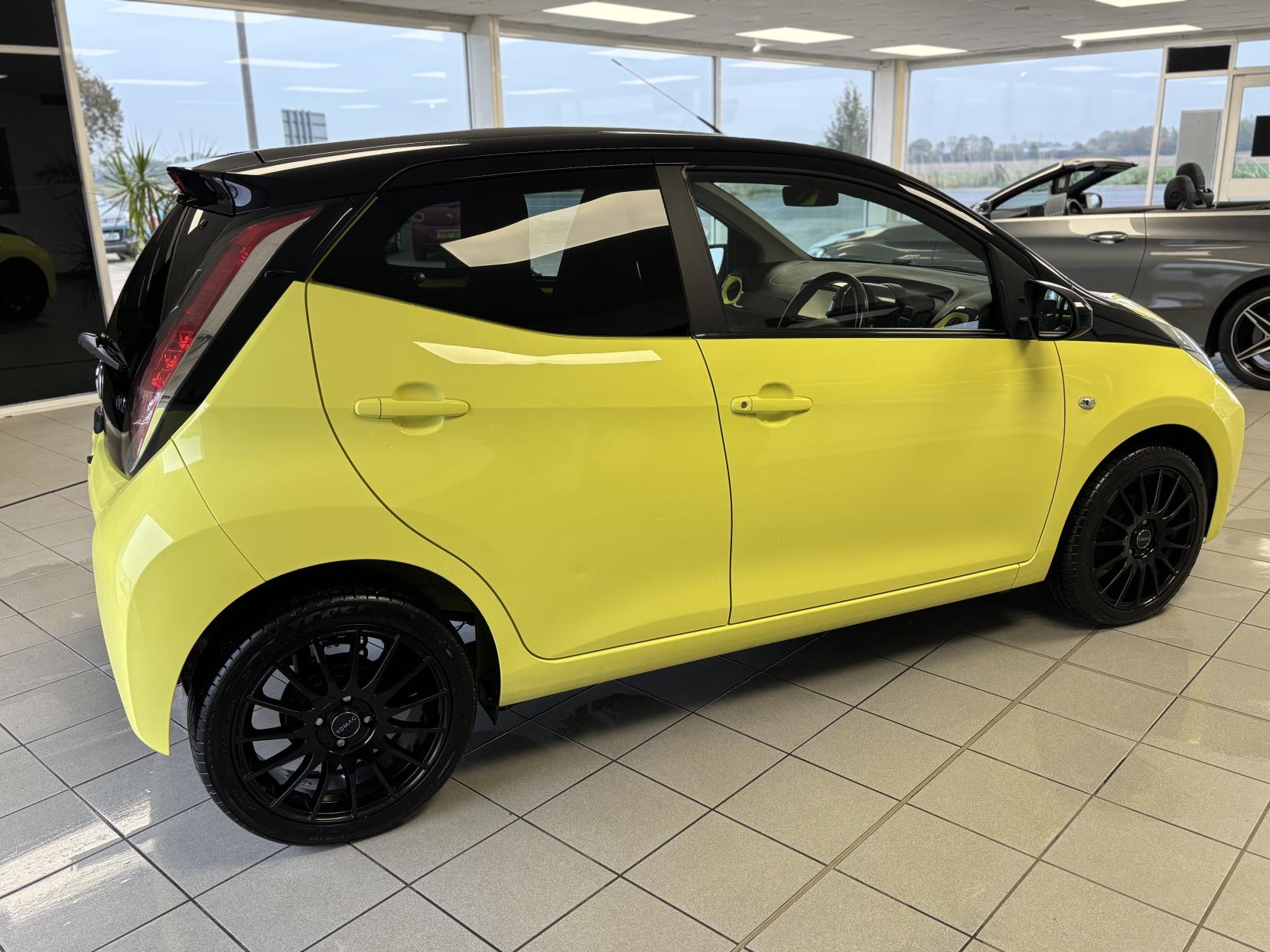 Toyota AYGO 1.0 VVT-i x-cite 3 Yellow Bi-Tone Hatchback 5dr Petrol Manual Euro 6 (68 ps)