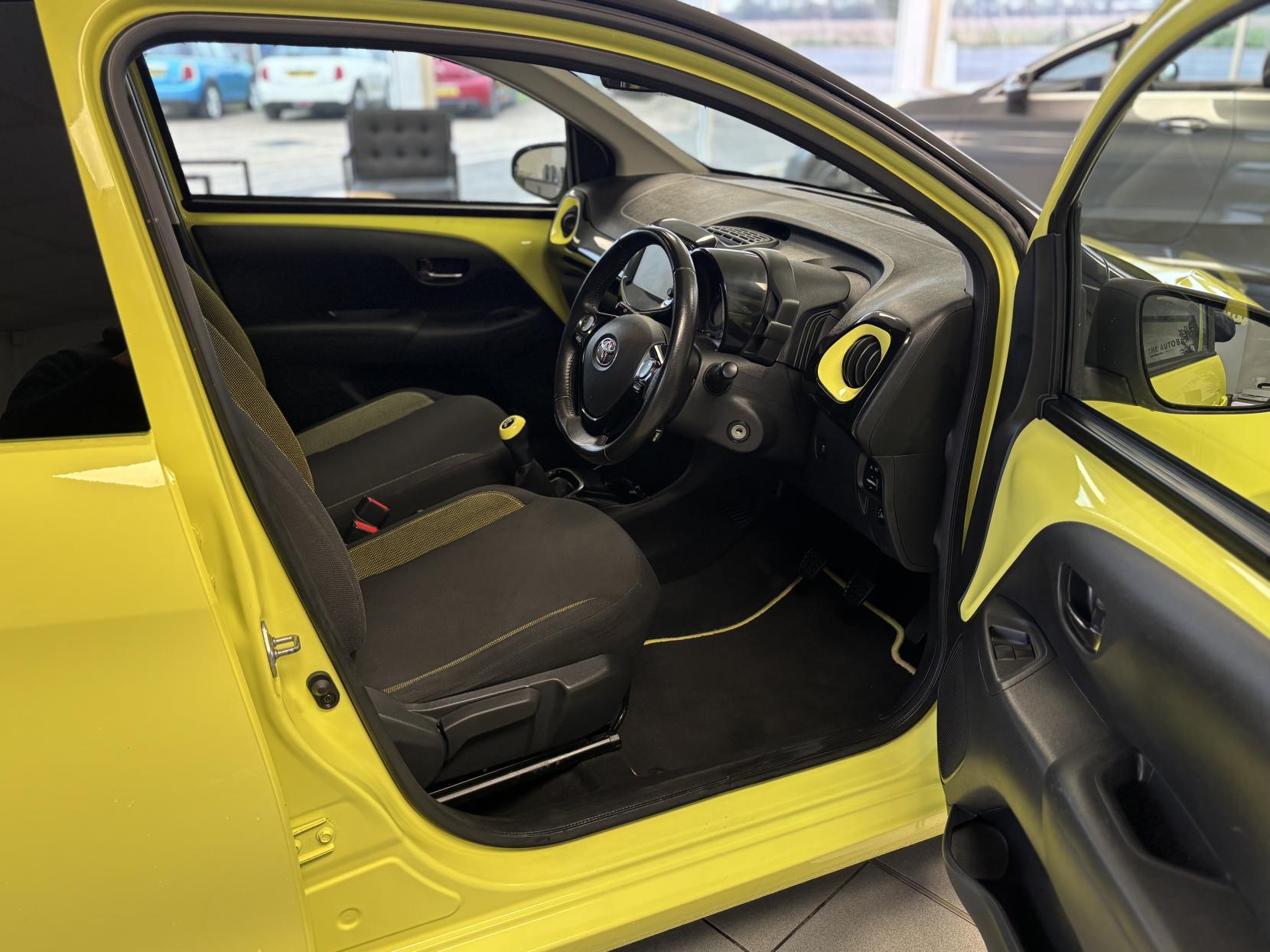 Toyota AYGO 1.0 VVT-i x-cite 3 Yellow Bi-Tone Hatchback 5dr Petrol Manual Euro 6 (68 ps)