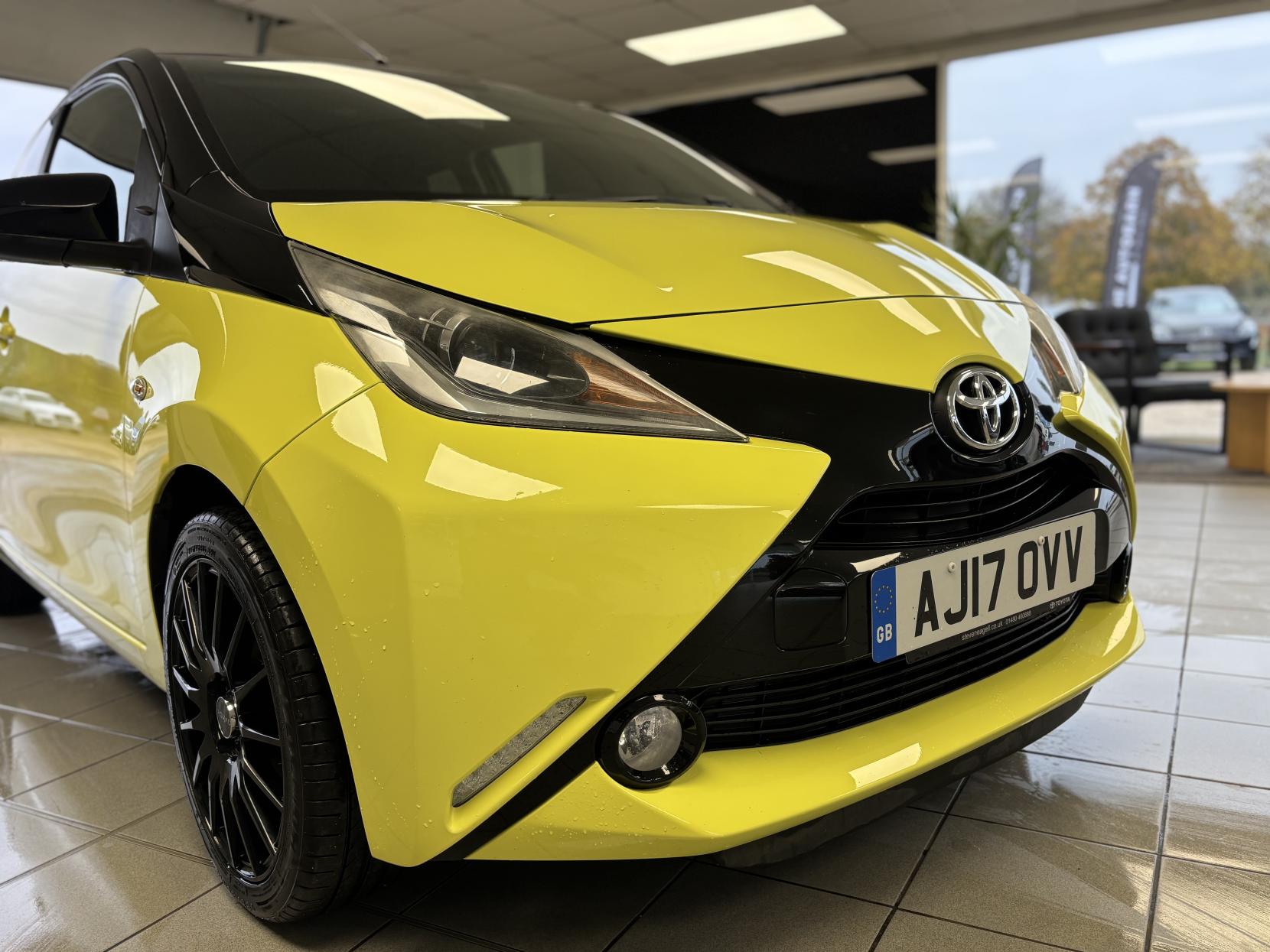 Toyota AYGO 1.0 VVT-i x-cite 3 Yellow Bi-Tone Hatchback 5dr Petrol Manual Euro 6 (68 ps)