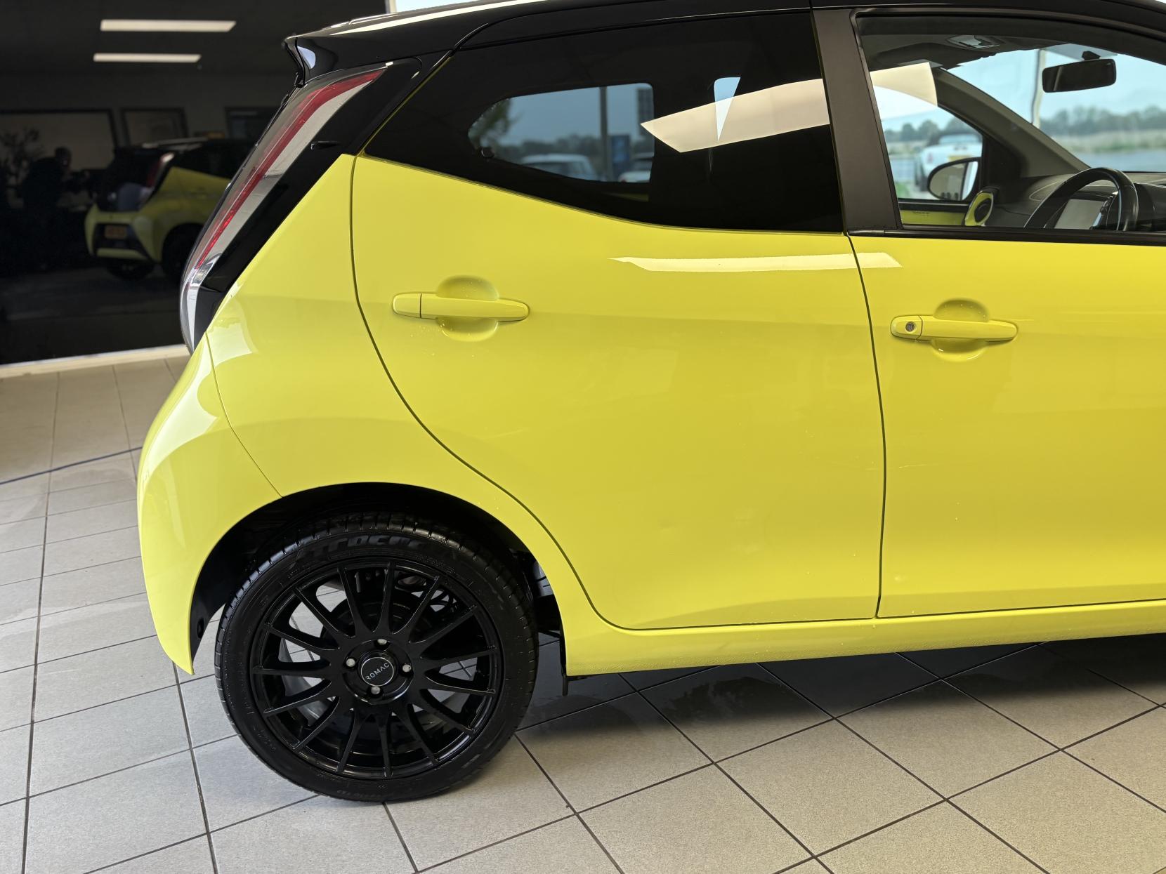 Toyota AYGO 1.0 VVT-i x-cite 3 Yellow Bi-Tone Hatchback 5dr Petrol Manual Euro 6 (68 ps)