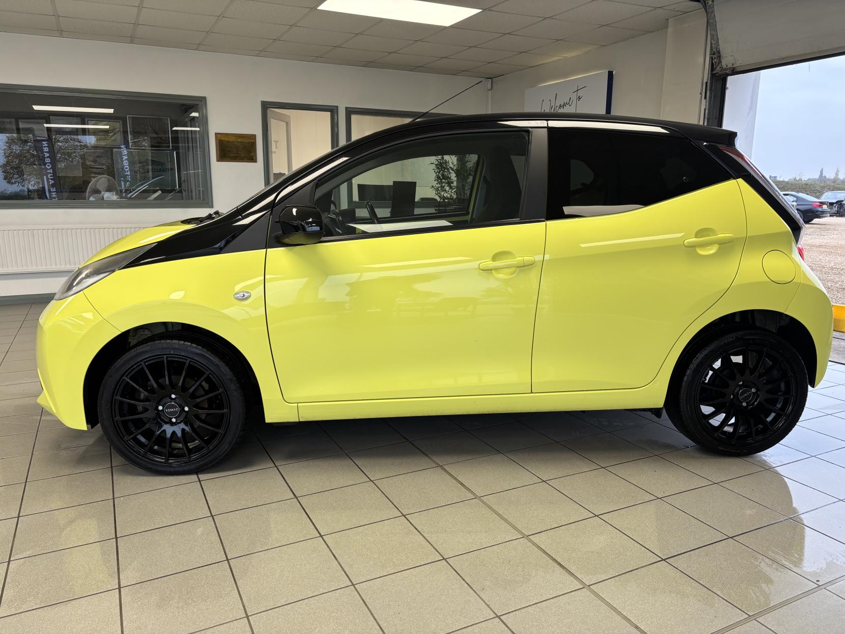 Toyota AYGO 1.0 VVT-i x-cite 3 Yellow Bi-Tone Hatchback 5dr Petrol Manual Euro 6 (68 ps)