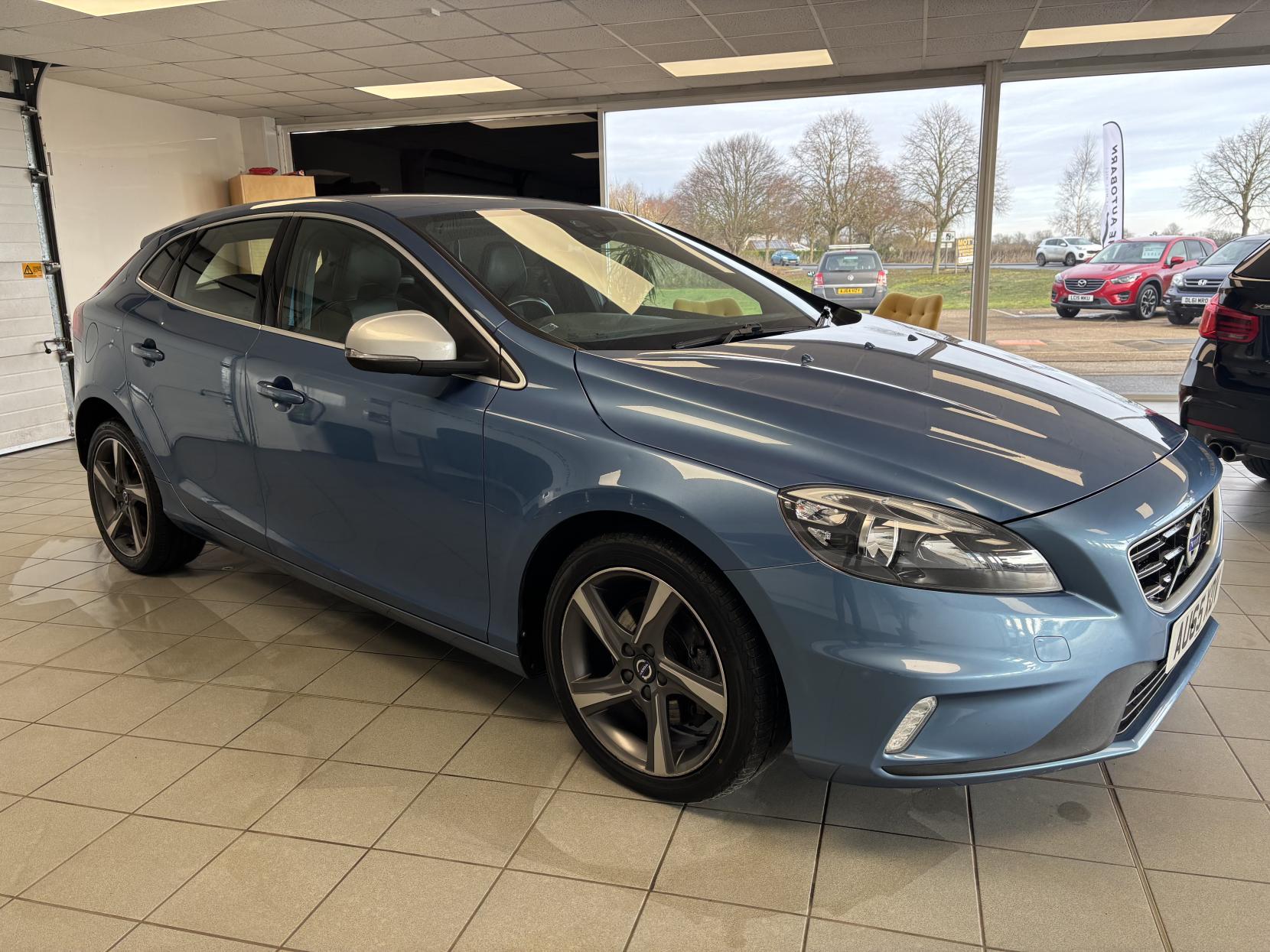 Volvo V40 2.0 T2 R-Design Hatchback 5dr Petrol Manual Euro 6 (s/s) (122 ps)