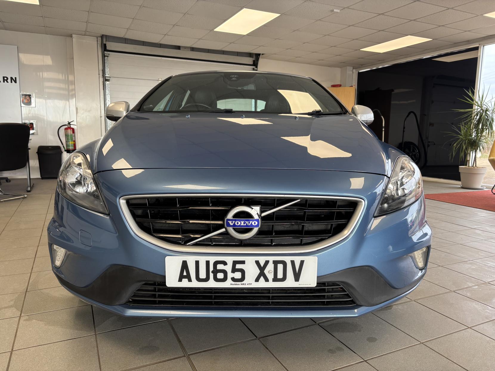 Volvo V40 2.0 T2 R-Design Hatchback 5dr Petrol Manual Euro 6 (s/s) (122 ps)