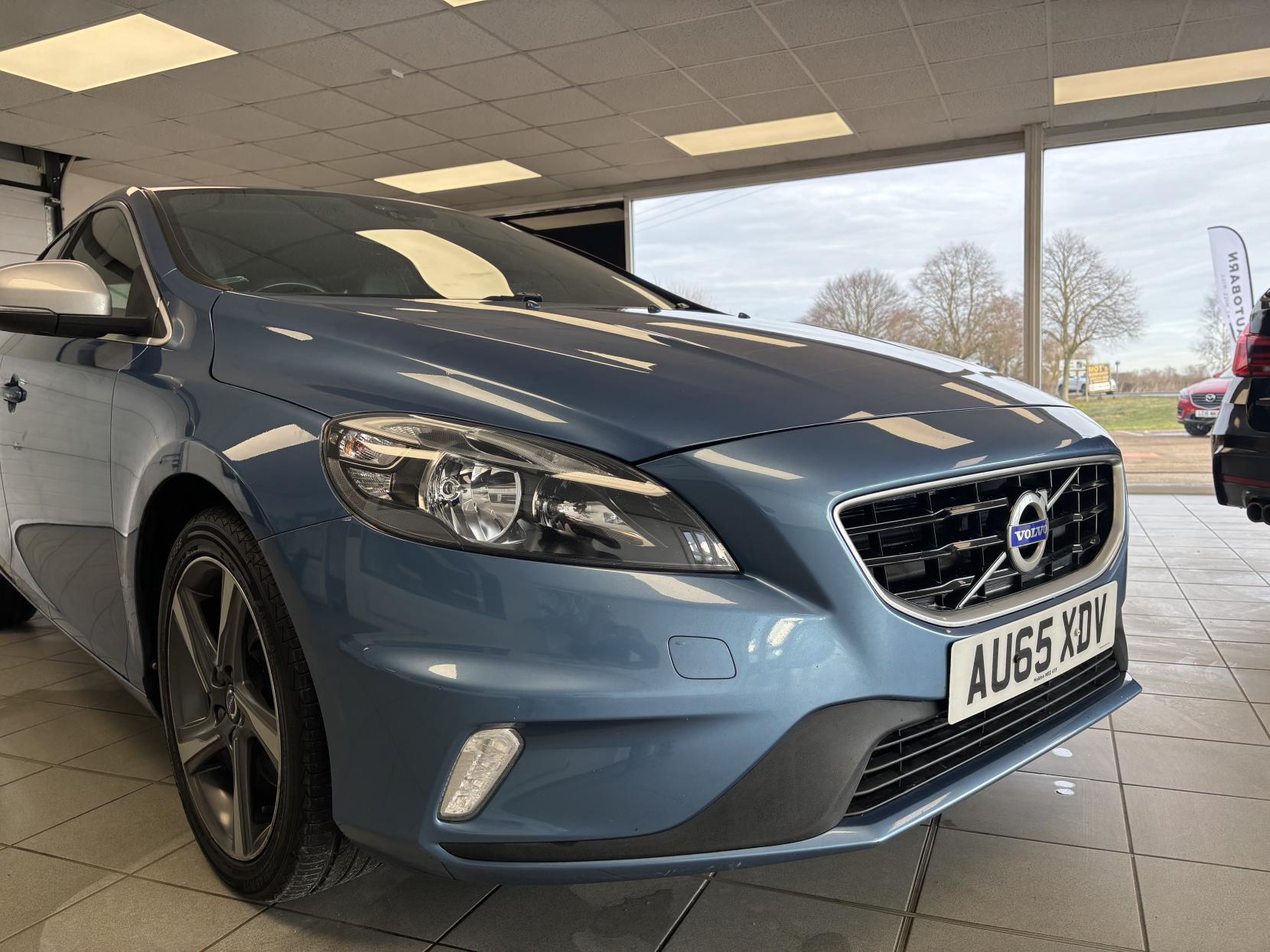 Volvo V40 2.0 T2 R-Design Hatchback 5dr Petrol Manual Euro 6 (s/s) (122 ps)