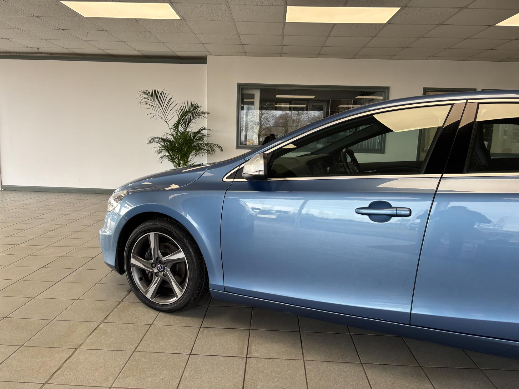 Volvo V40 2.0 T2 R-Design Hatchback 5dr Petrol Manual Euro 6 (s/s) (122 ps)