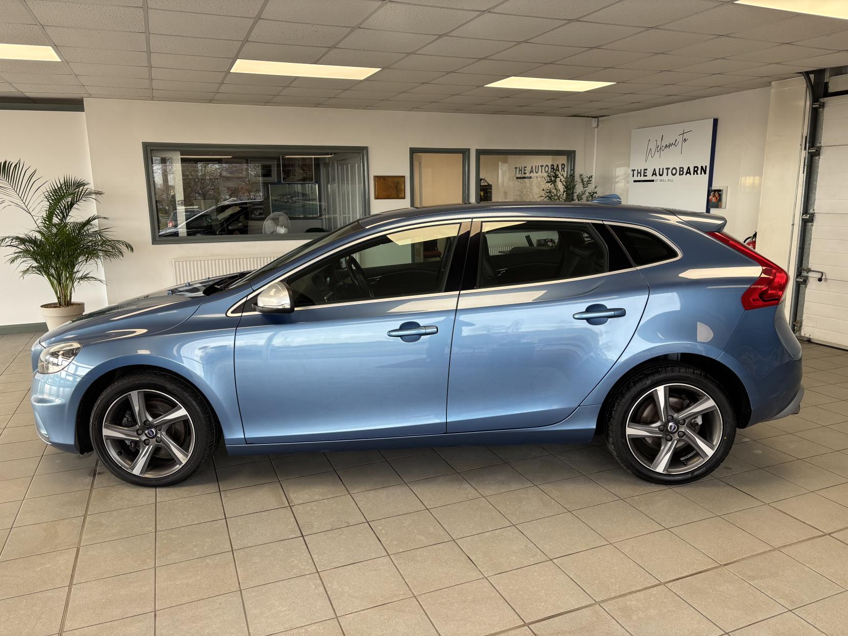 Volvo V40 2.0 T2 R-Design Hatchback 5dr Petrol Manual Euro 6 (s/s) (122 ps)