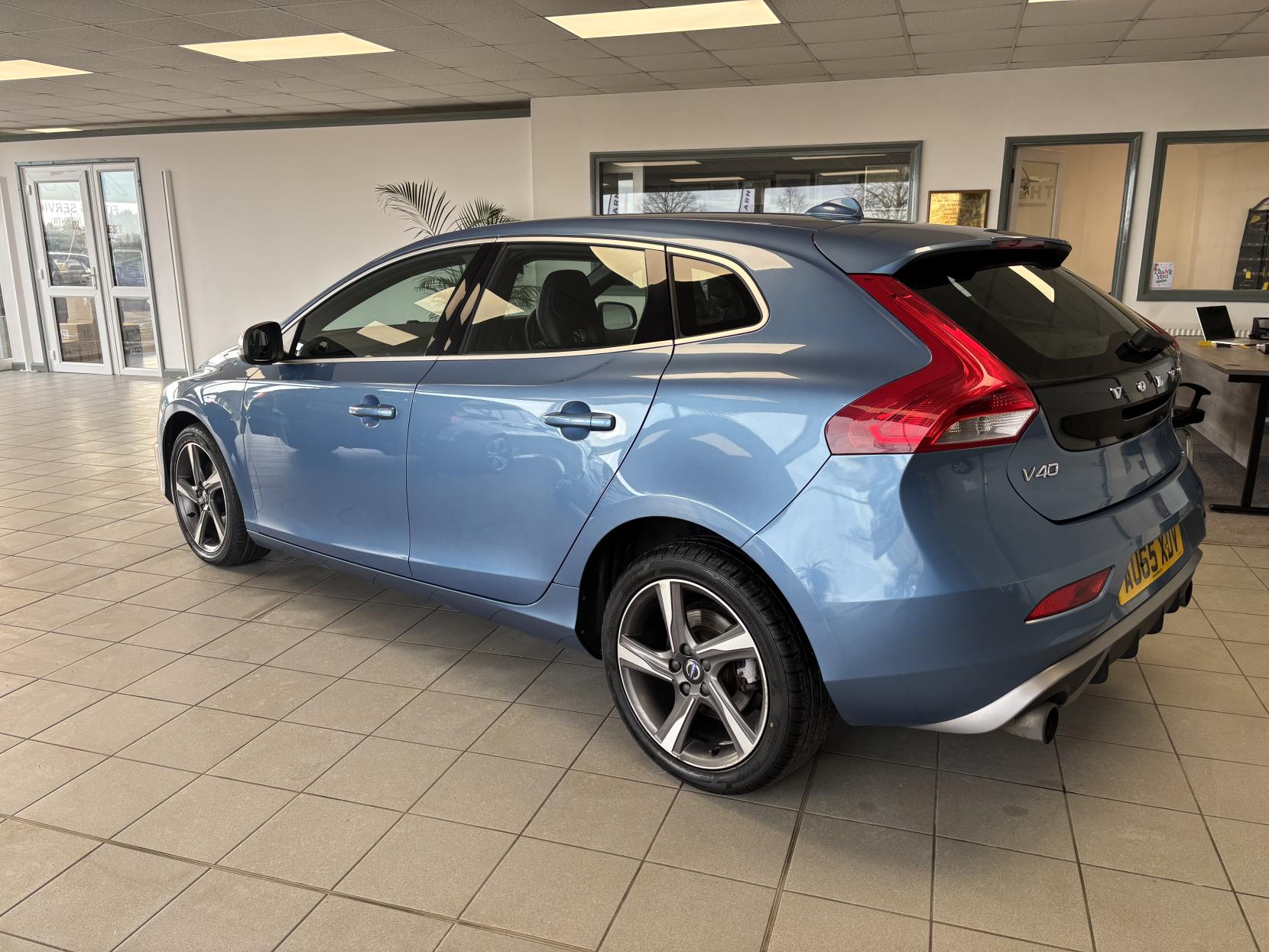 Volvo V40 2.0 T2 R-Design Hatchback 5dr Petrol Manual Euro 6 (s/s) (122 ps)