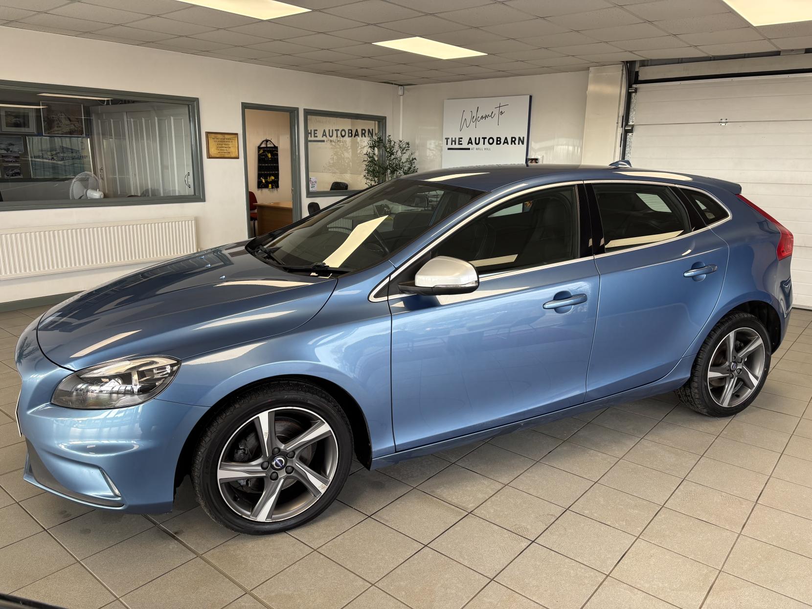 Volvo V40 2.0 T2 R-Design Hatchback 5dr Petrol Manual Euro 6 (s/s) (122 ps)