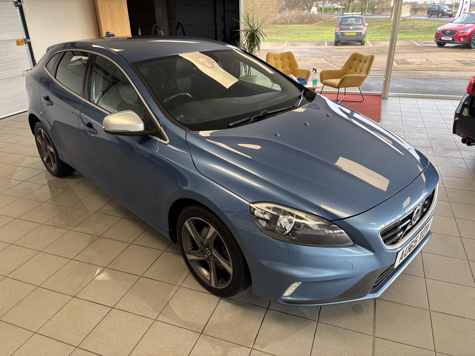 Volvo V40 2.0 T2 R-Design Hatchback 5dr Petrol Manual Euro 6 (s/s) (122 ps)