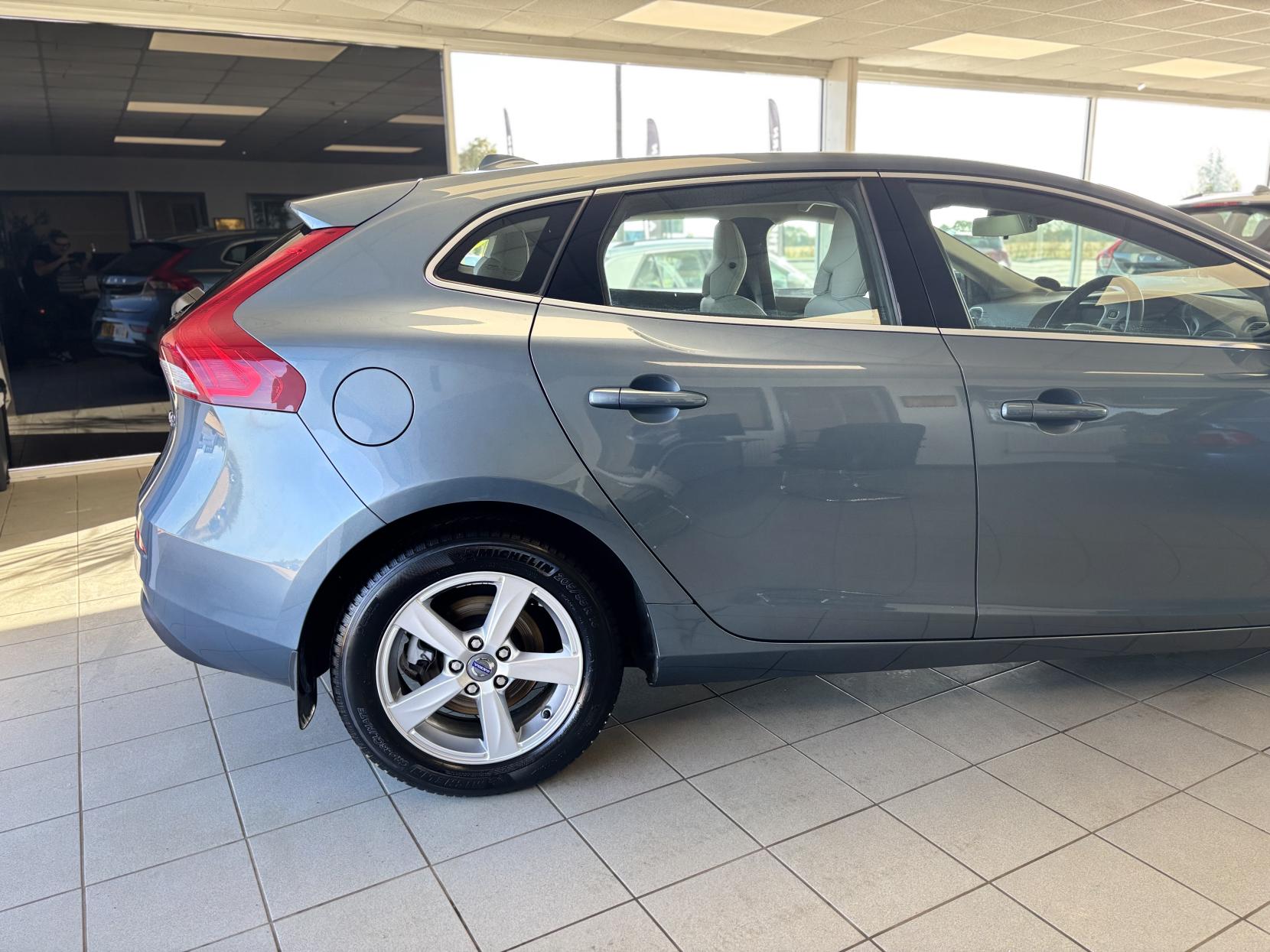 Volvo V40 1.6 D2 SE Nav Hatchback 5dr Diesel Manual Euro 5 (s/s) (115 ps)
