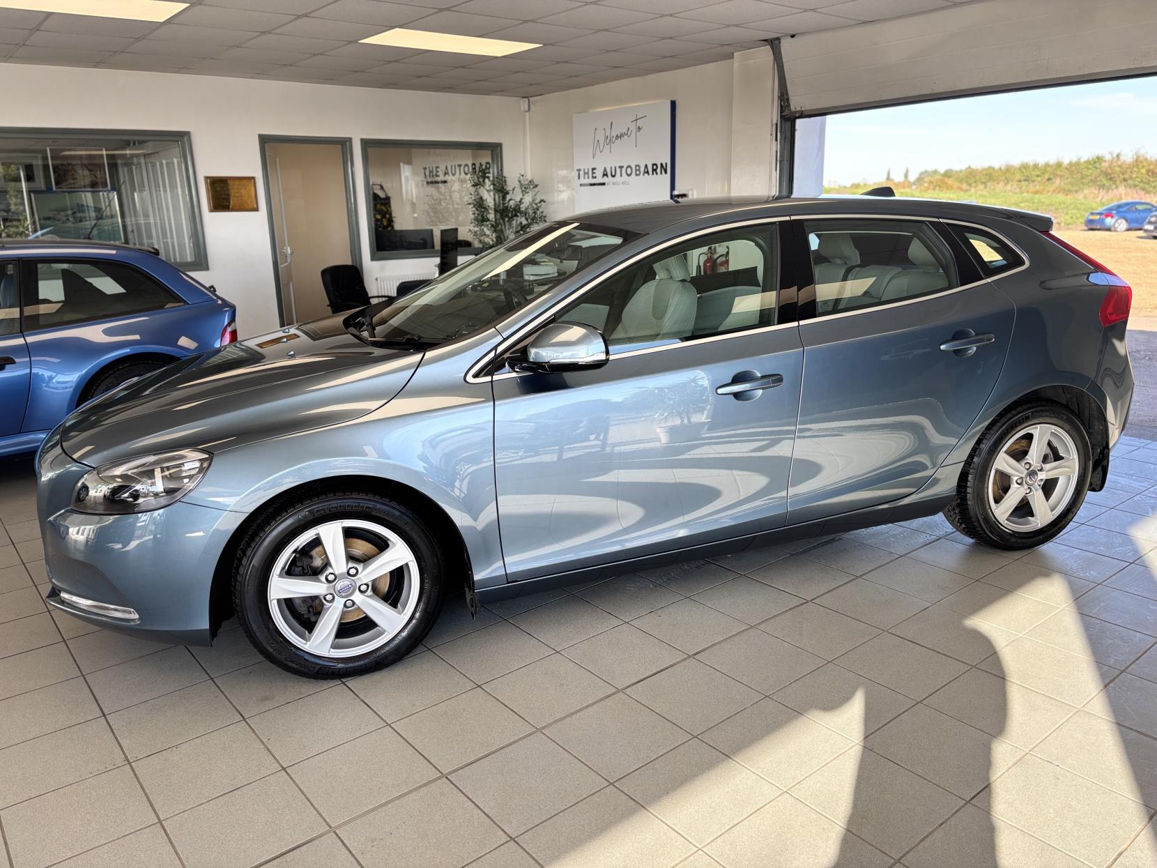 Volvo V40 1.6 D2 SE Nav Hatchback 5dr Diesel Manual Euro 5 (s/s) (115 ps)