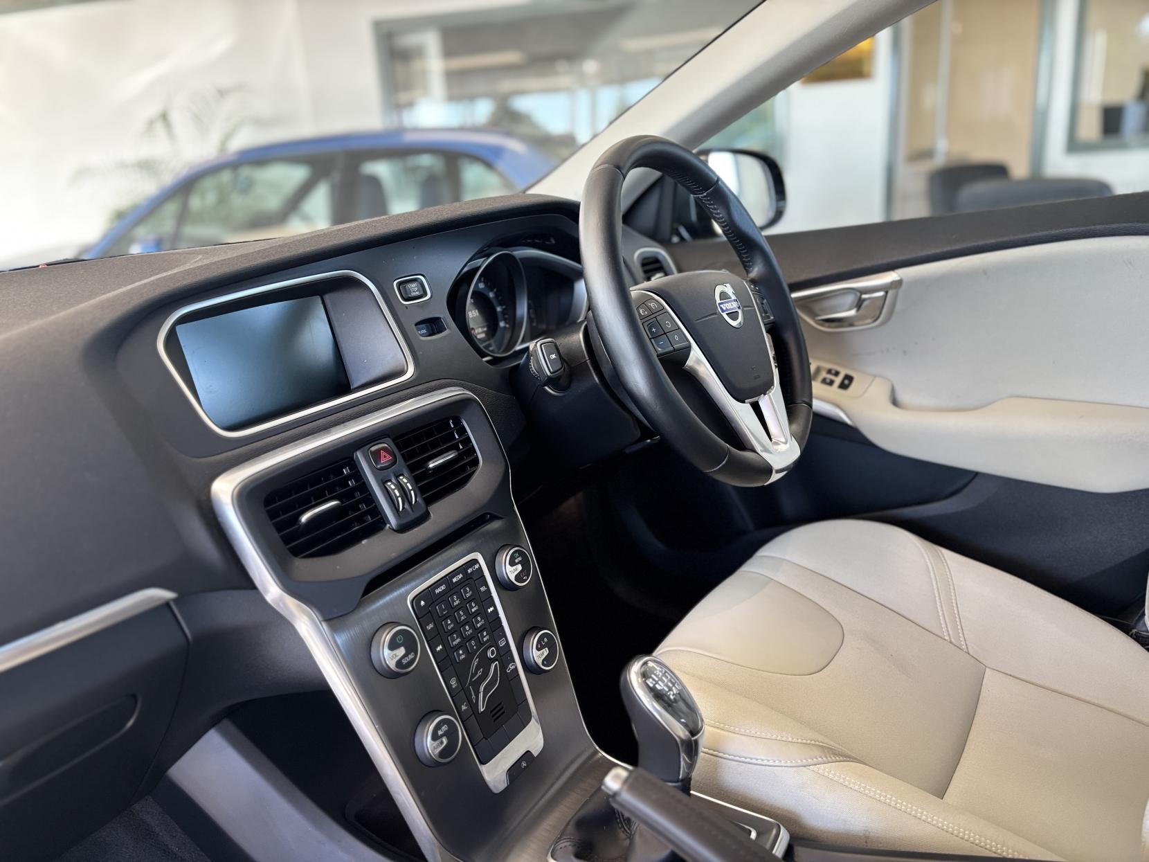 Volvo V40 1.6 D2 SE Nav Hatchback 5dr Diesel Manual Euro 5 (s/s) (115 ps)
