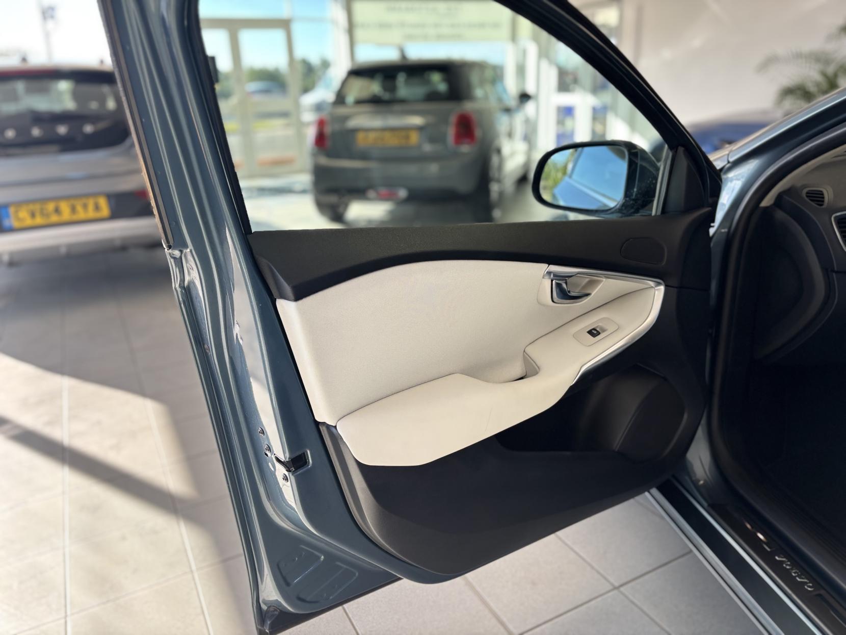 Volvo V40 1.6 D2 SE Nav Hatchback 5dr Diesel Manual Euro 5 (s/s) (115 ps)