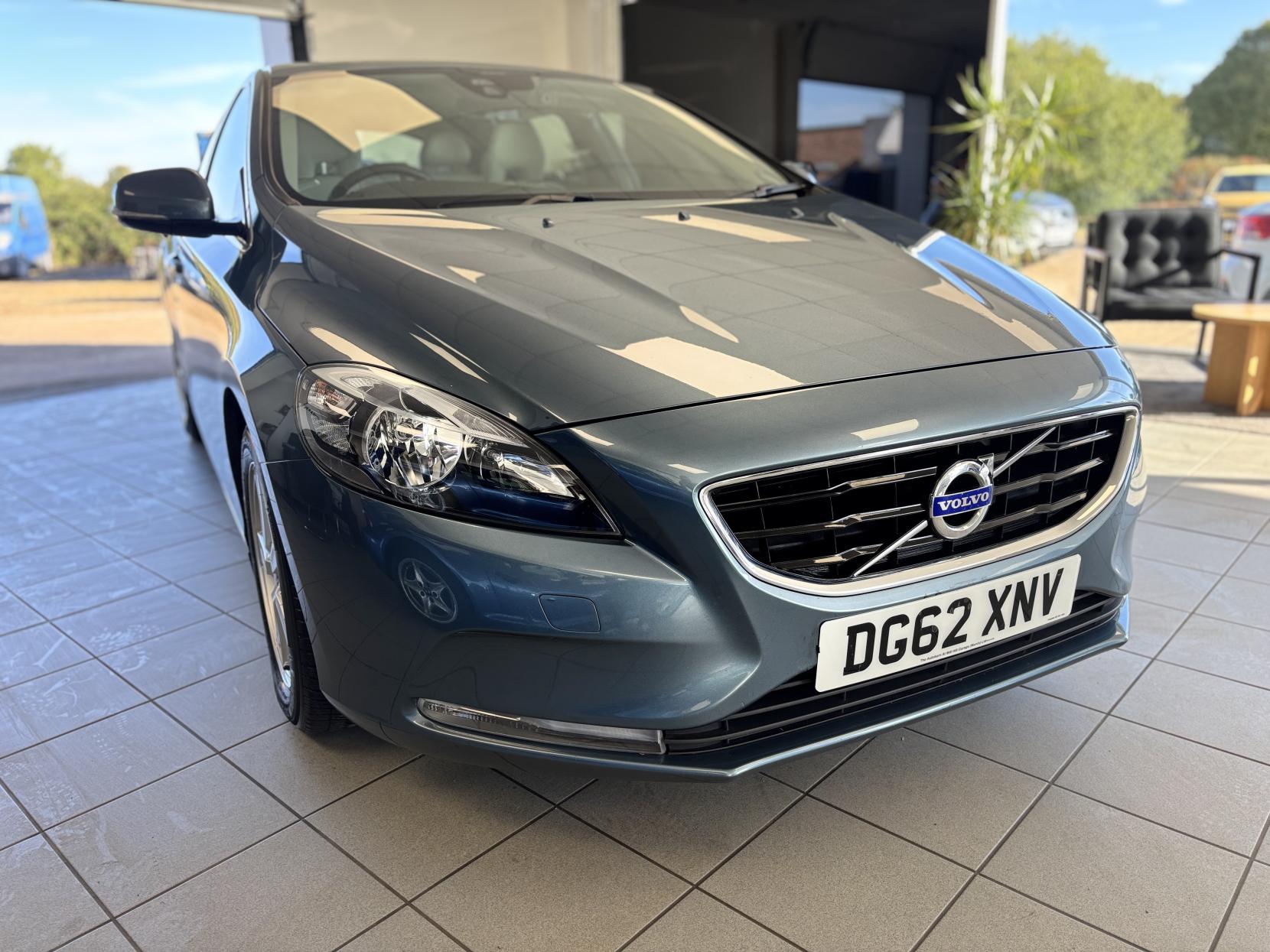 Volvo V40 1.6 D2 SE Nav Hatchback 5dr Diesel Manual Euro 5 (s/s) (115 ps)