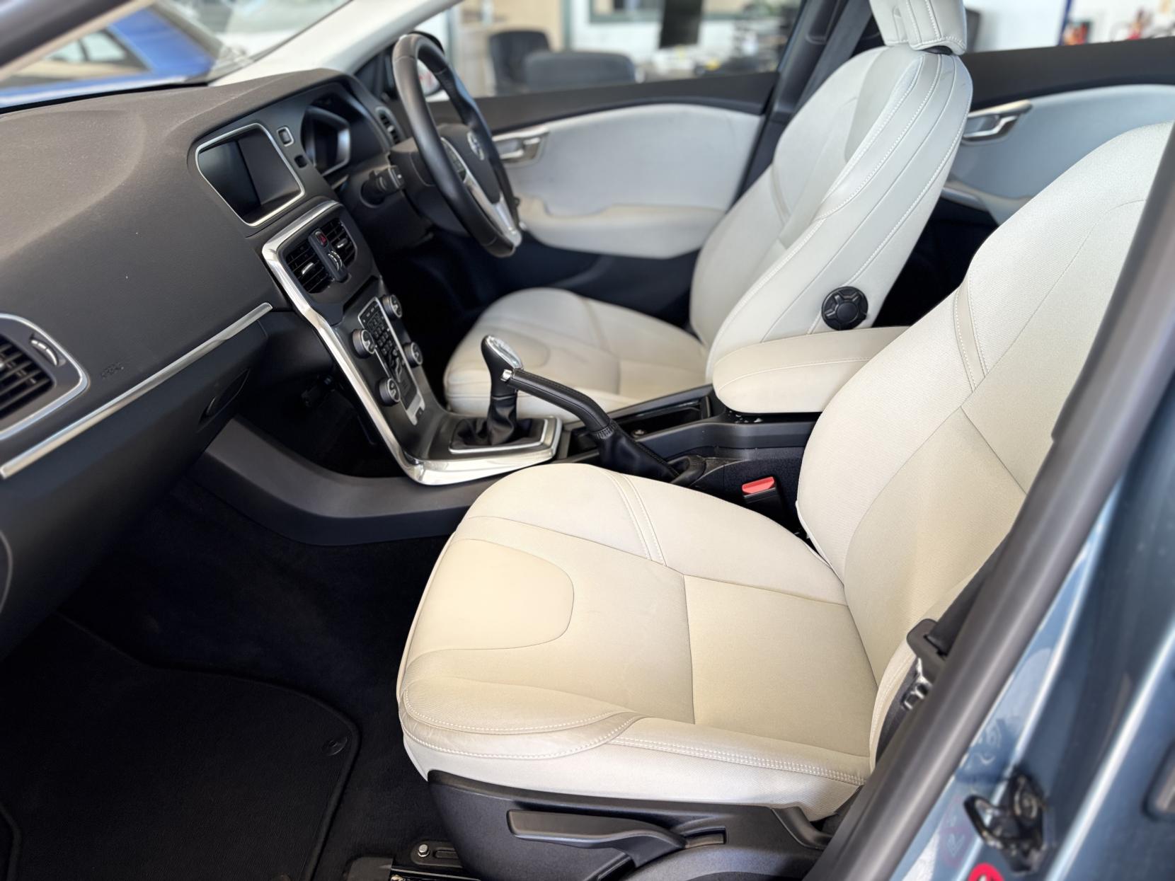 Volvo V40 1.6 D2 SE Nav Hatchback 5dr Diesel Manual Euro 5 (s/s) (115 ps)