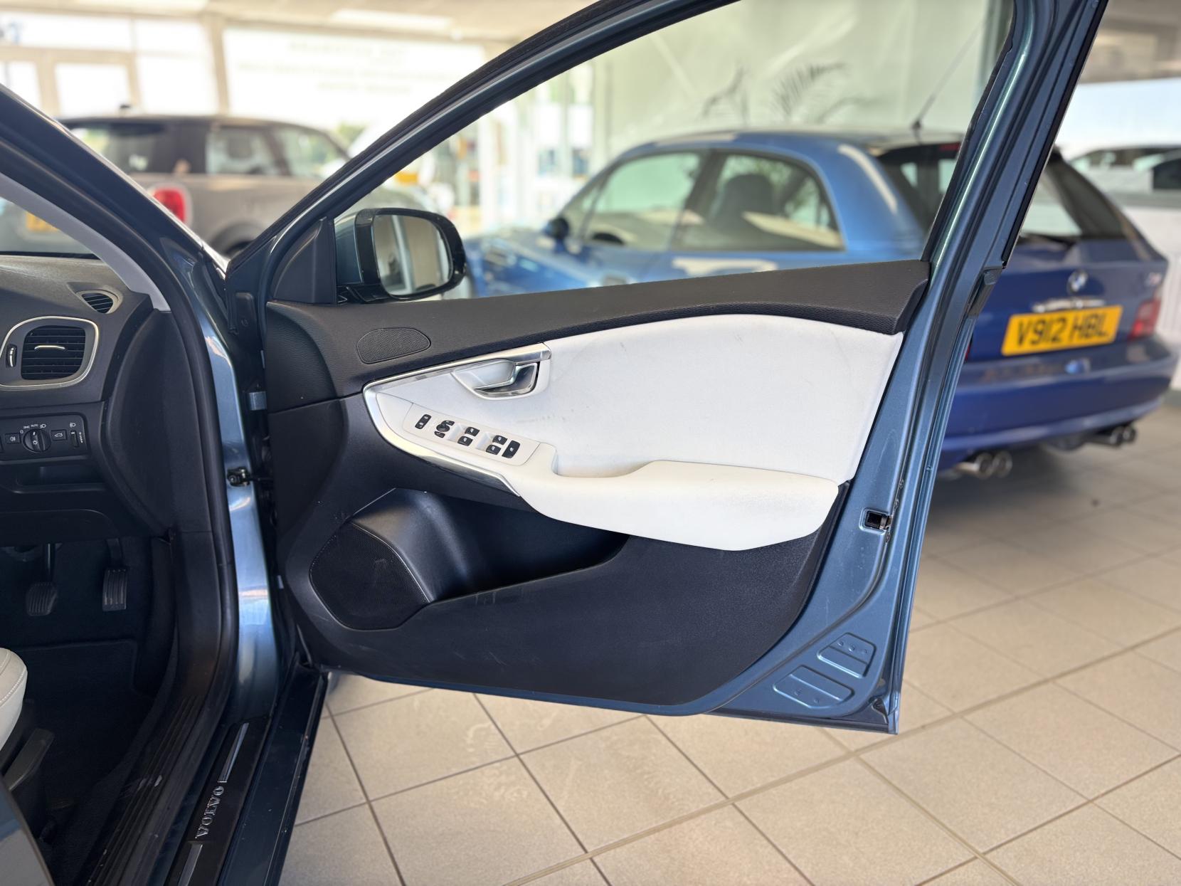 Volvo V40 1.6 D2 SE Nav Hatchback 5dr Diesel Manual Euro 5 (s/s) (115 ps)
