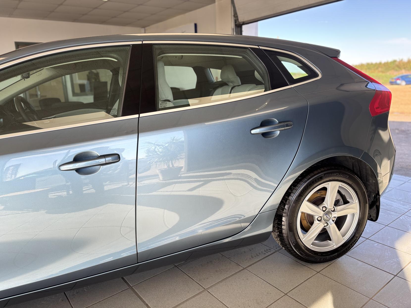 Volvo V40 1.6 D2 SE Nav Hatchback 5dr Diesel Manual Euro 5 (s/s) (115 ps)
