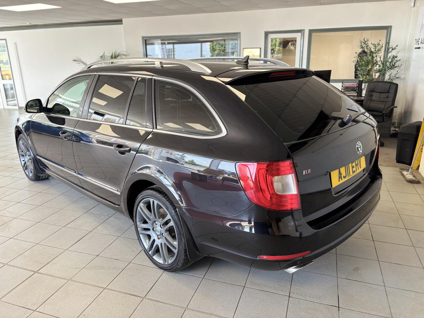 Skoda Superb 2.0 TDI Elegance Estate 5dr Diesel Manual Euro 5 (170 ps)