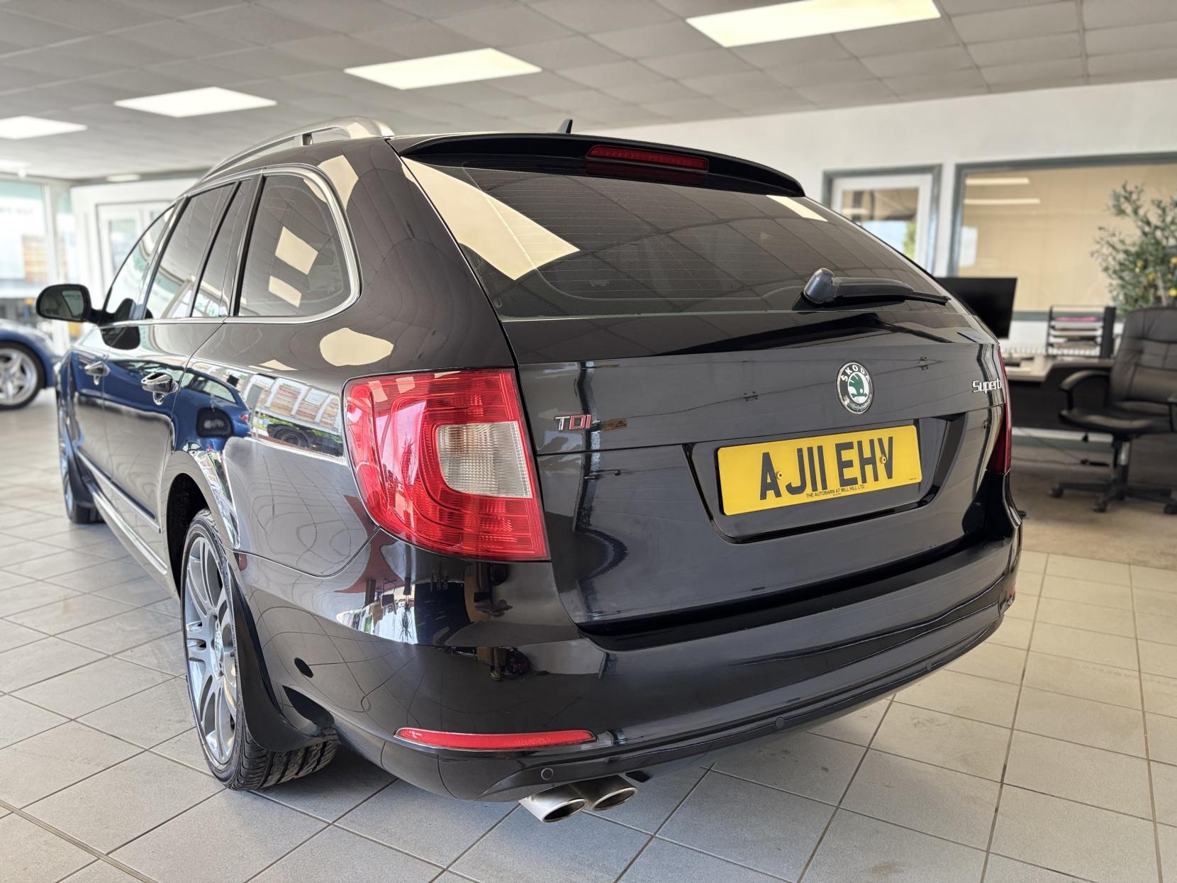 Skoda Superb 2.0 TDI Elegance Estate 5dr Diesel Manual Euro 5 (170 ps)