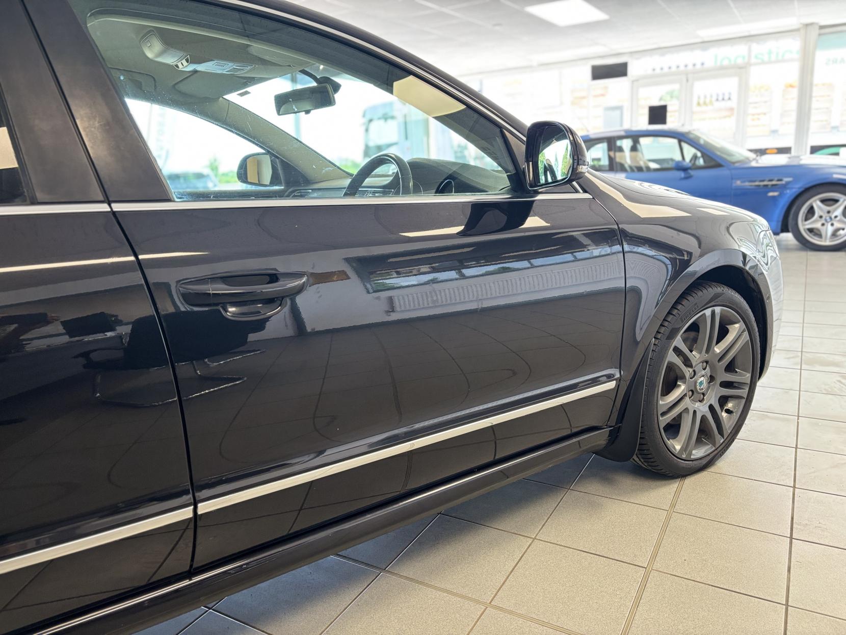 Skoda Superb 2.0 TDI Elegance Estate 5dr Diesel Manual Euro 5 (170 ps)
