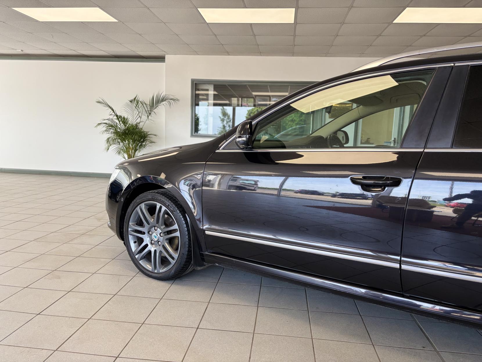 Skoda Superb 2.0 TDI Elegance Estate 5dr Diesel Manual Euro 5 (170 ps)
