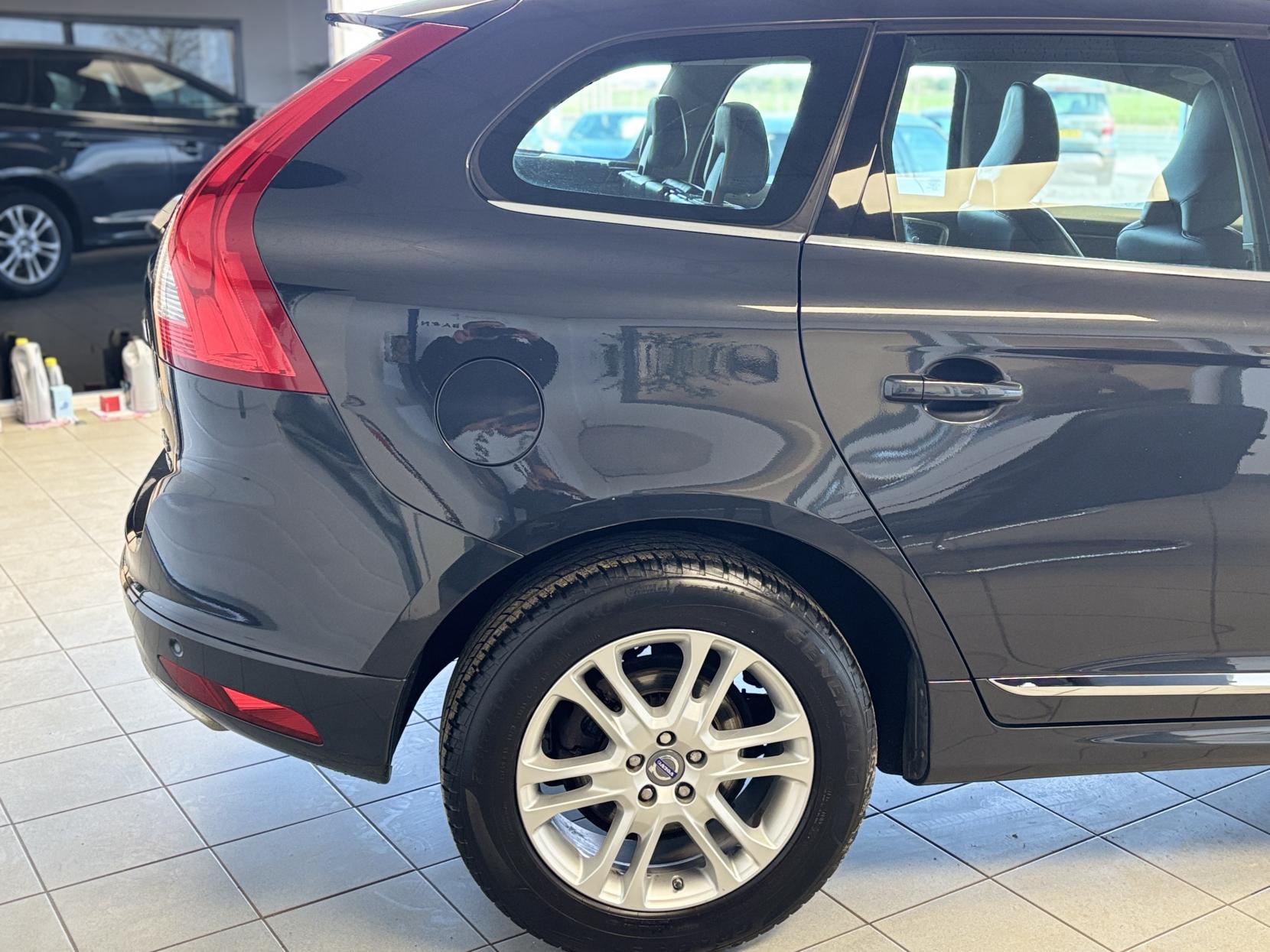 Volvo XC60 2.4 D5 SE Lux Nav SUV 5dr Diesel Geartronic AWD Euro 5 (215 ps)