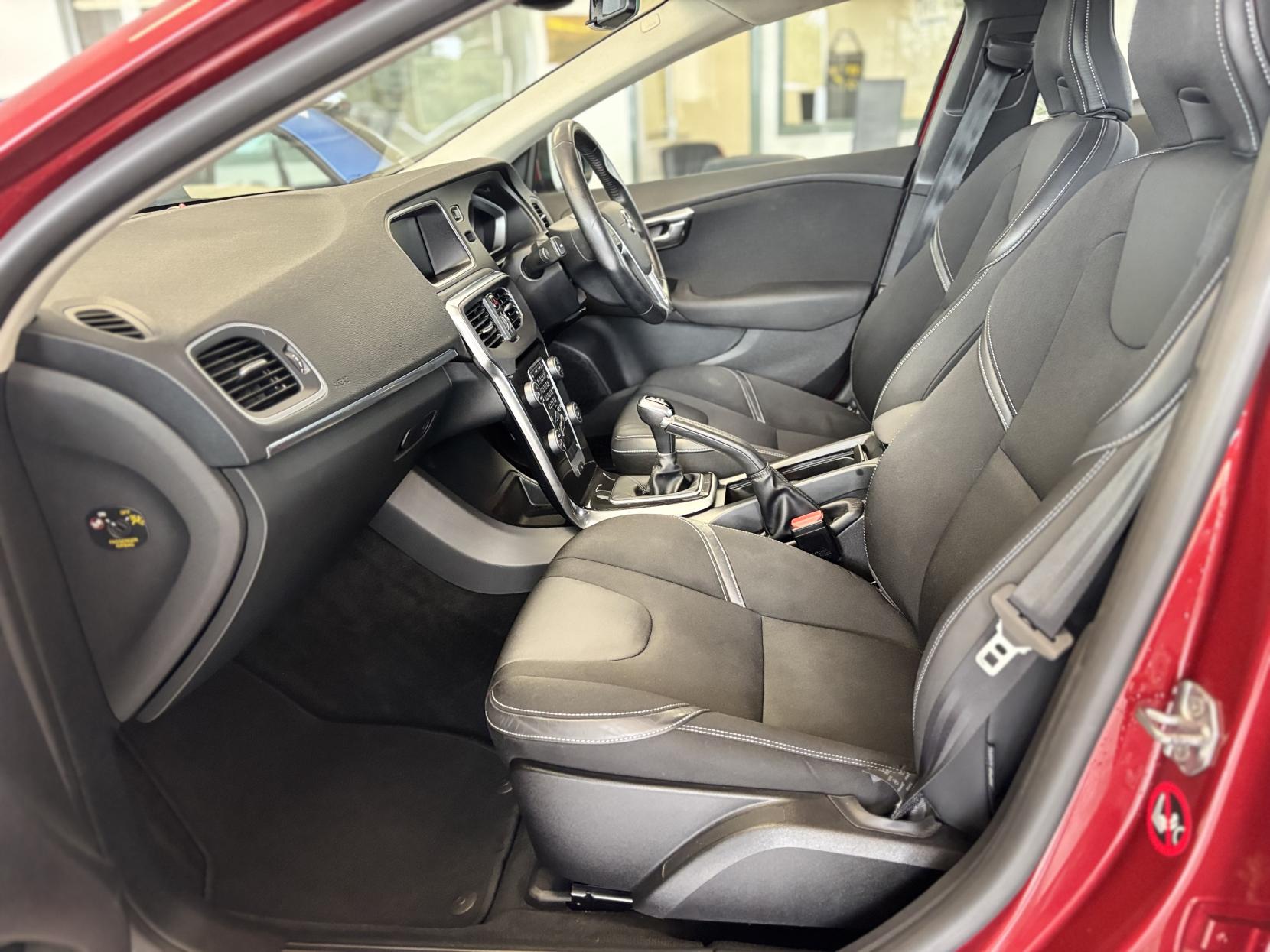 Volvo V40 2.0 D2 Momentum Hatchback 5dr Diesel Manual Euro 6 (s/s) (120 ps)
