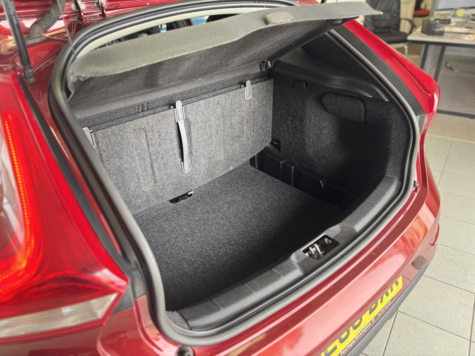 Volvo V40 2.0 D2 Momentum Hatchback 5dr Diesel Manual Euro 6 (s/s) (120 ps)
