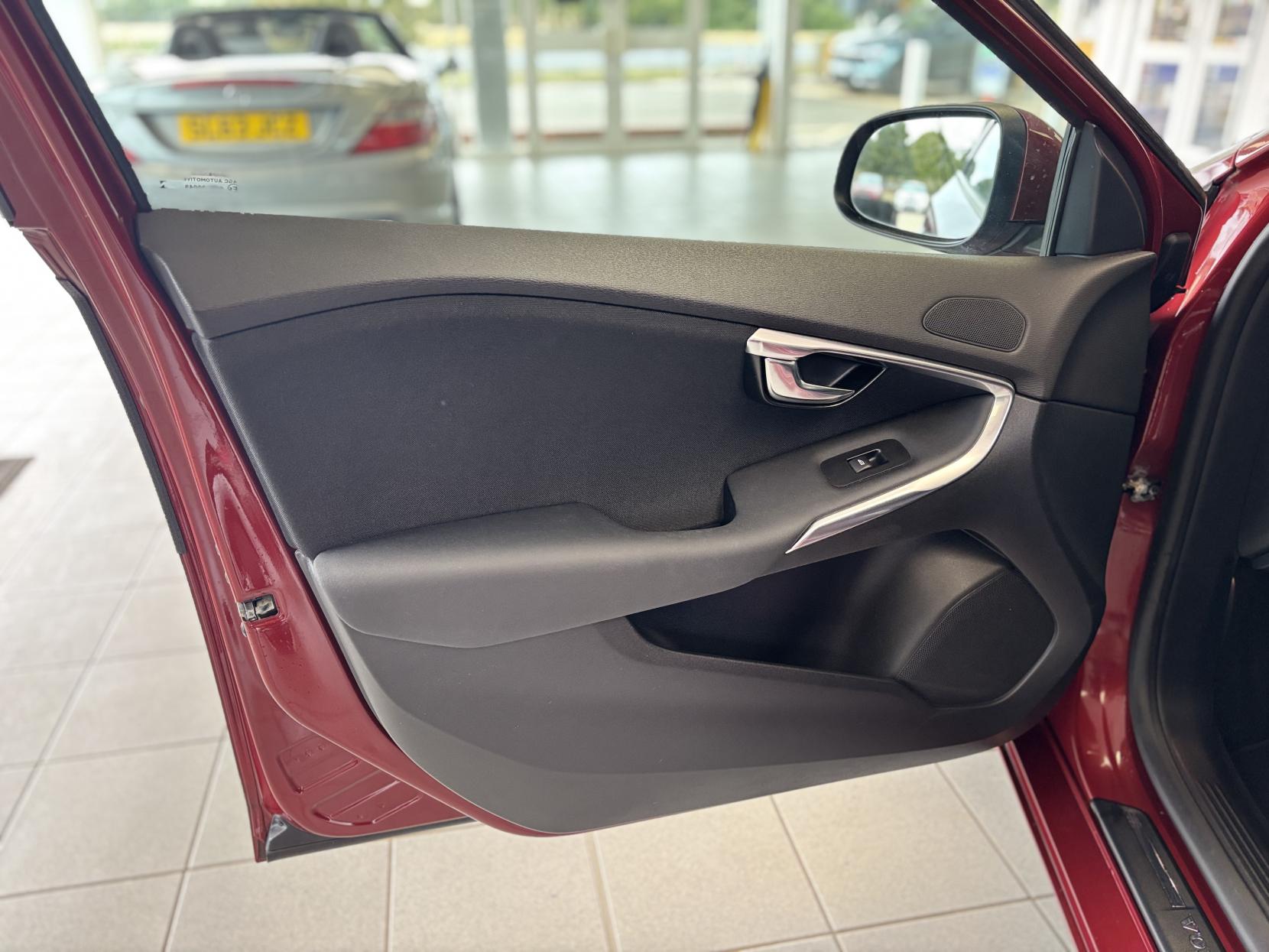 Volvo V40 2.0 D2 Momentum Hatchback 5dr Diesel Manual Euro 6 (s/s) (120 ps)