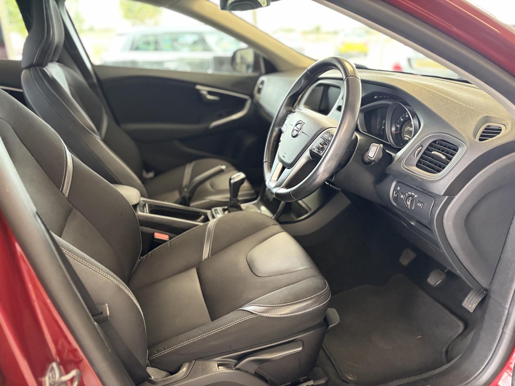 Volvo V40 2.0 D2 Momentum Hatchback 5dr Diesel Manual Euro 6 (s/s) (120 ps)