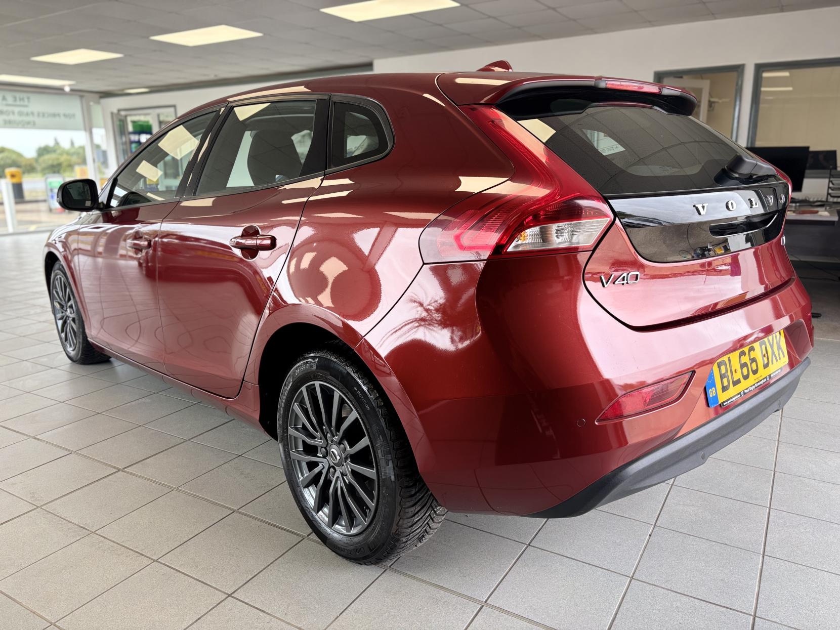 Volvo V40 2.0 D2 Momentum Hatchback 5dr Diesel Manual Euro 6 (s/s) (120 ps)
