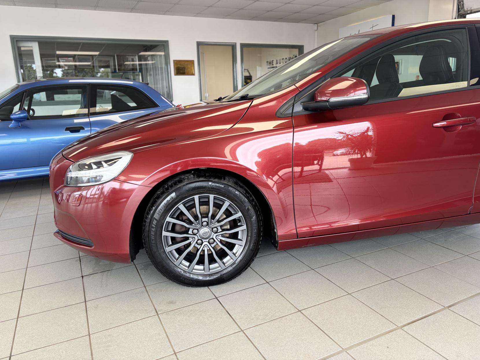 Volvo V40 2.0 D2 Momentum Hatchback 5dr Diesel Manual Euro 6 (s/s) (120 ps)