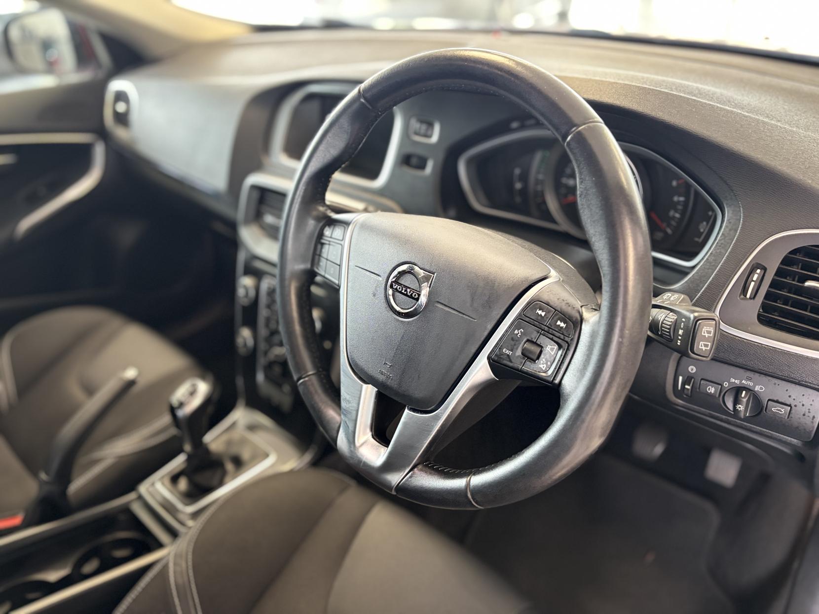 Volvo V40 2.0 D2 Momentum Hatchback 5dr Diesel Manual Euro 6 (s/s) (120 ps)