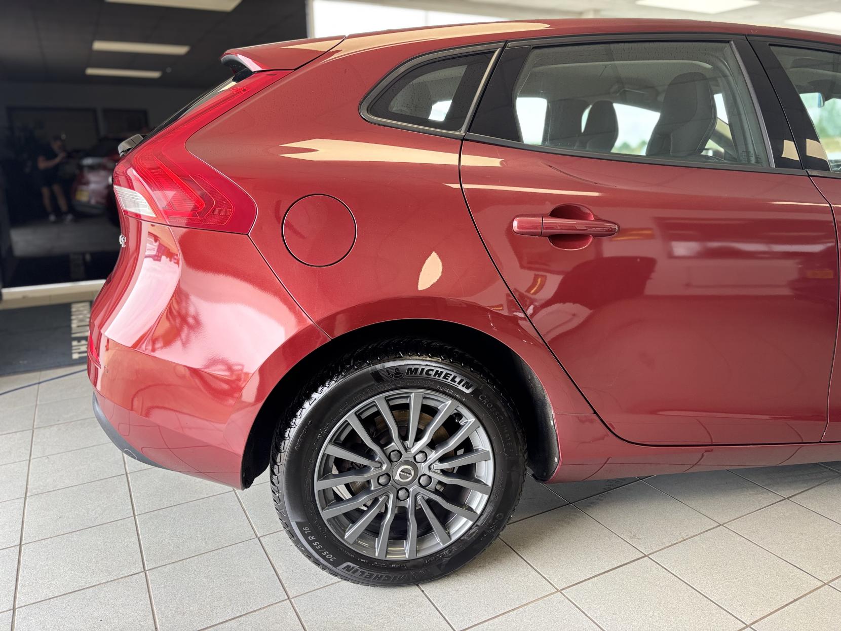 Volvo V40 2.0 D2 Momentum Hatchback 5dr Diesel Manual Euro 6 (s/s) (120 ps)