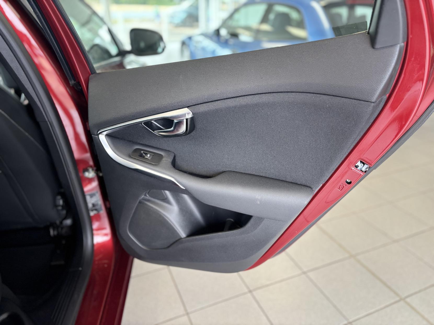 Volvo V40 2.0 D2 Momentum Hatchback 5dr Diesel Manual Euro 6 (s/s) (120 ps)