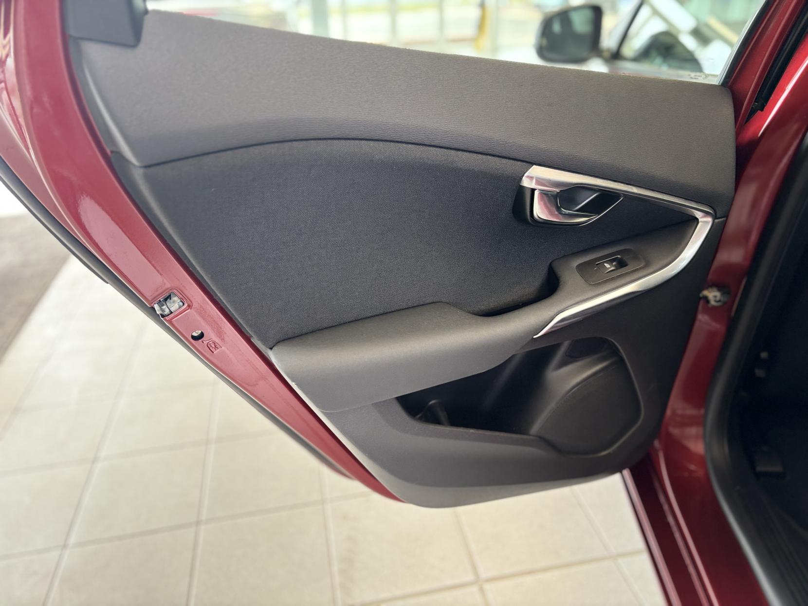 Volvo V40 2.0 D2 Momentum Hatchback 5dr Diesel Manual Euro 6 (s/s) (120 ps)