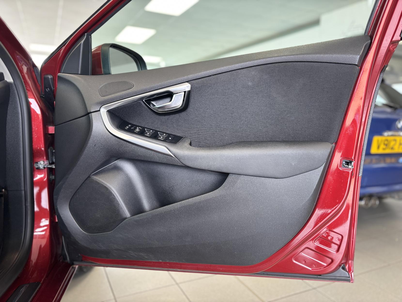 Volvo V40 2.0 D2 Momentum Hatchback 5dr Diesel Manual Euro 6 (s/s) (120 ps)