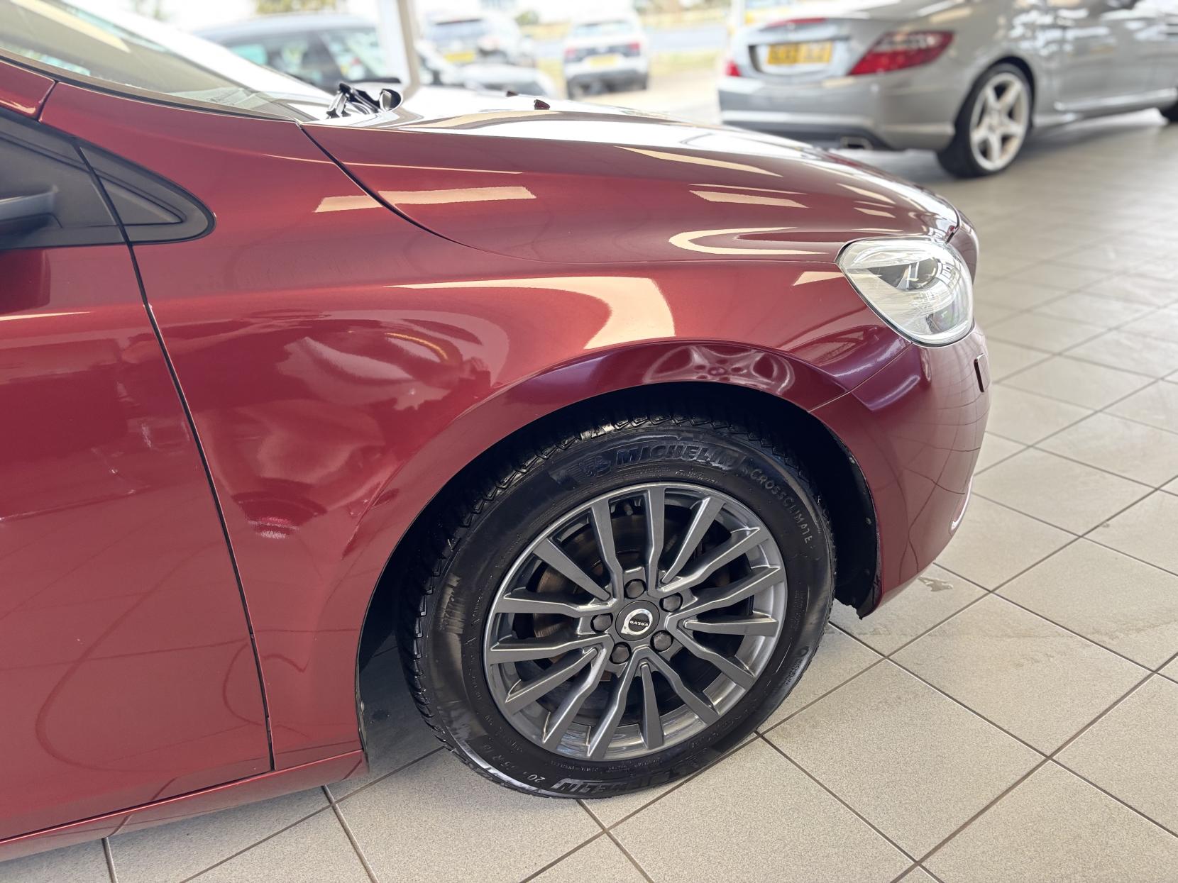 Volvo V40 2.0 D2 Momentum Hatchback 5dr Diesel Manual Euro 6 (s/s) (120 ps)