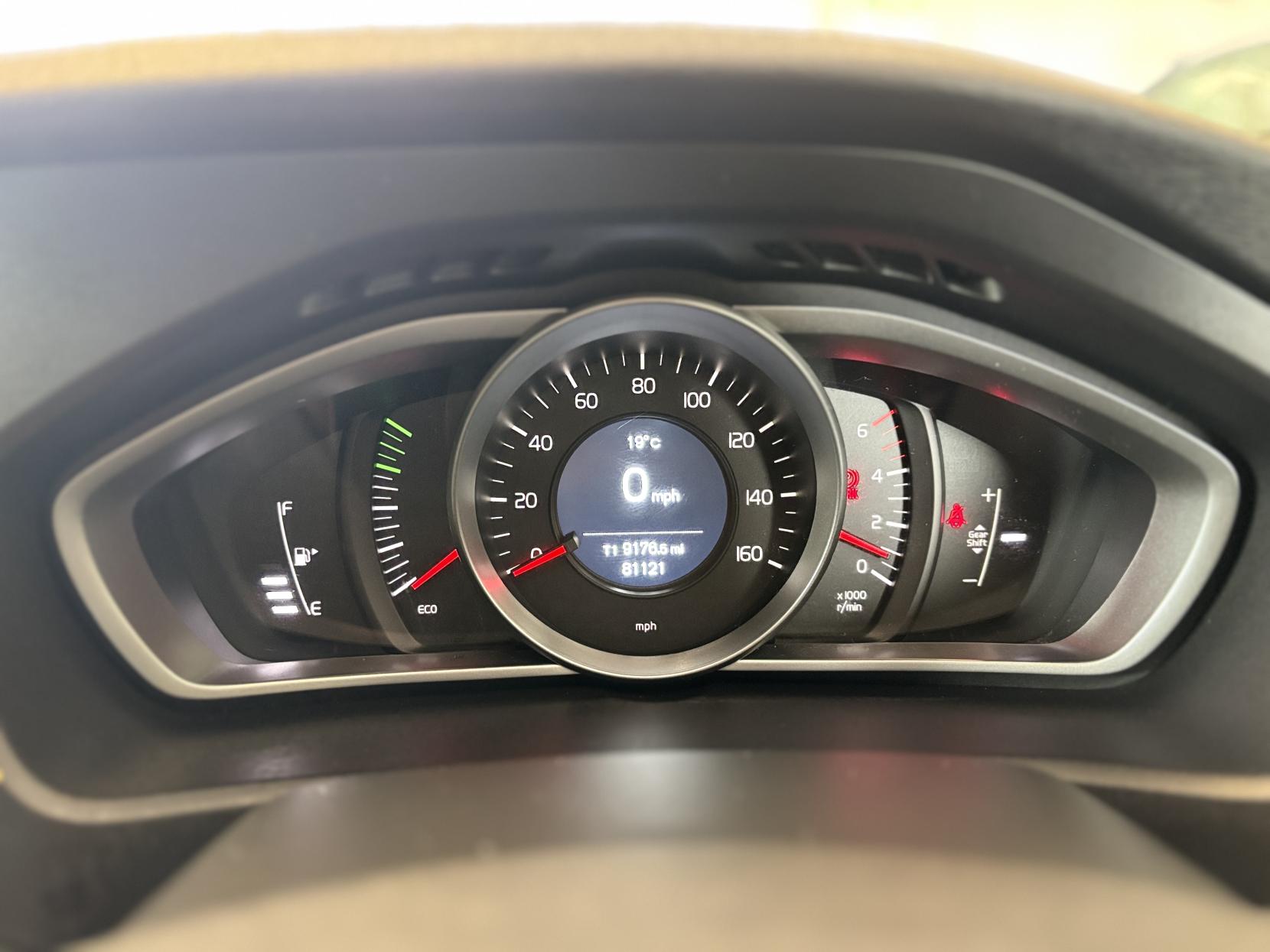 Volvo V40 2.0 D2 Momentum Hatchback 5dr Diesel Manual Euro 6 (s/s) (120 ps)