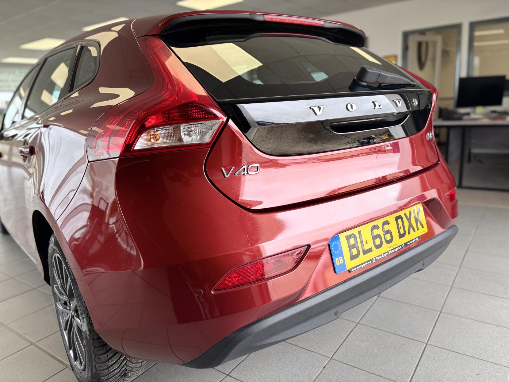 Volvo V40 2.0 D2 Momentum Hatchback 5dr Diesel Manual Euro 6 (s/s) (120 ps)