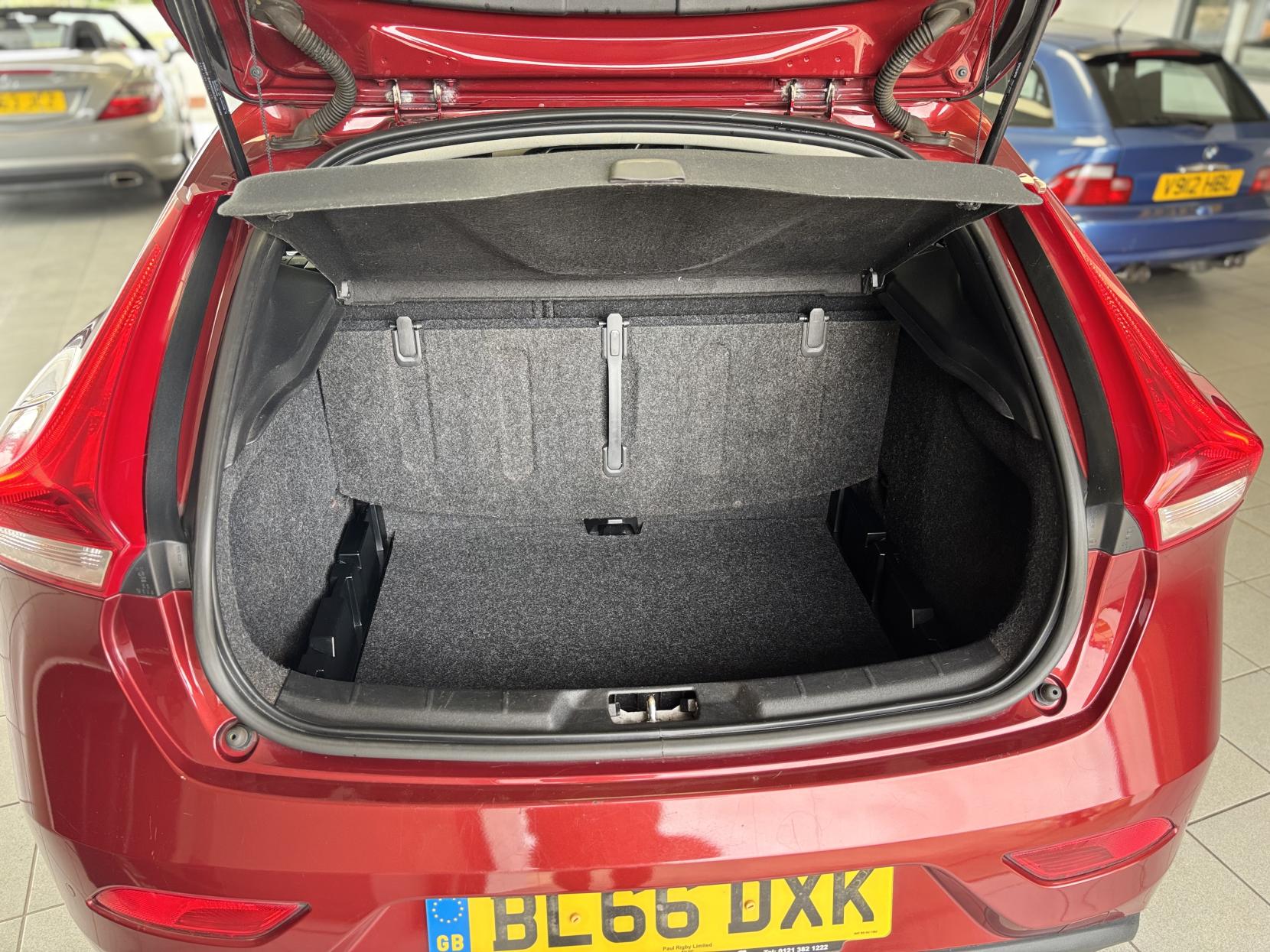 Volvo V40 2.0 D2 Momentum Hatchback 5dr Diesel Manual Euro 6 (s/s) (120 ps)