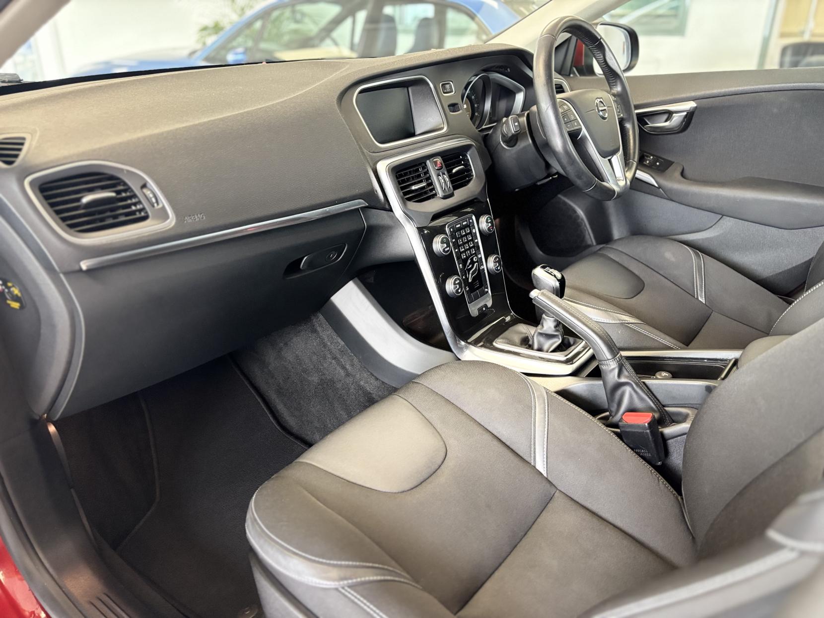 Volvo V40 2.0 D2 Momentum Hatchback 5dr Diesel Manual Euro 6 (s/s) (120 ps)