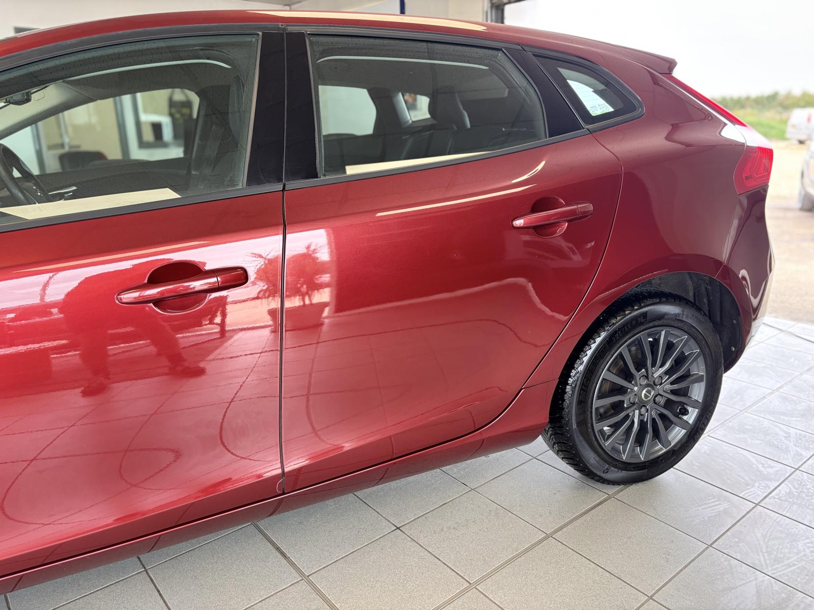 Volvo V40 2.0 D2 Momentum Hatchback 5dr Diesel Manual Euro 6 (s/s) (120 ps)
