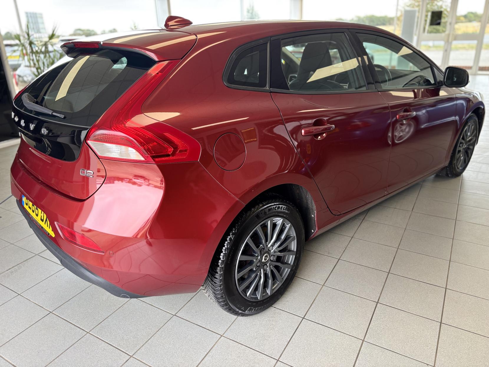Volvo V40 2.0 D2 Momentum Hatchback 5dr Diesel Manual Euro 6 (s/s) (120 ps)