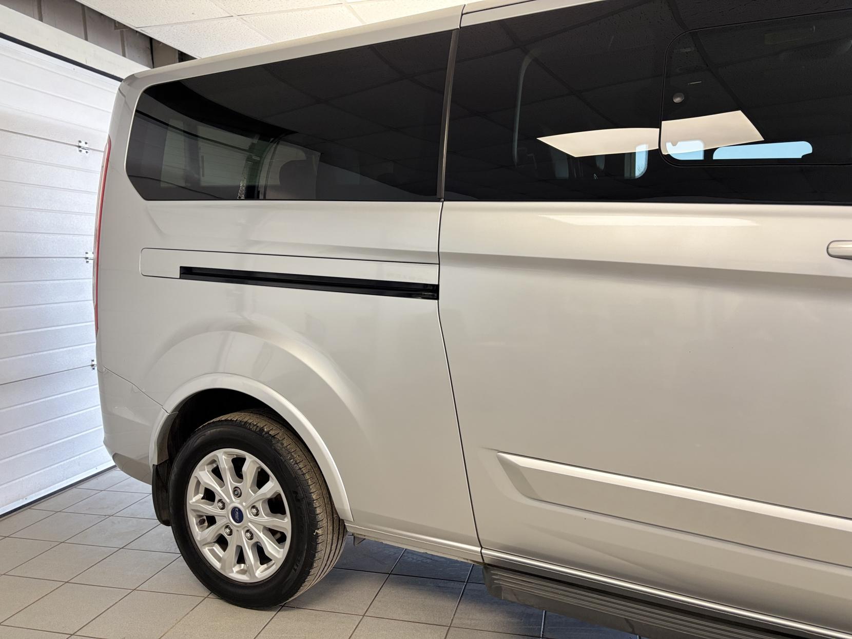 Ford Tourneo Custom 2.0 310 EcoBlue Titanium Minibus Double Cab 5dr Diesel Manual L2 Euro 6 (s/s) (130 ps)