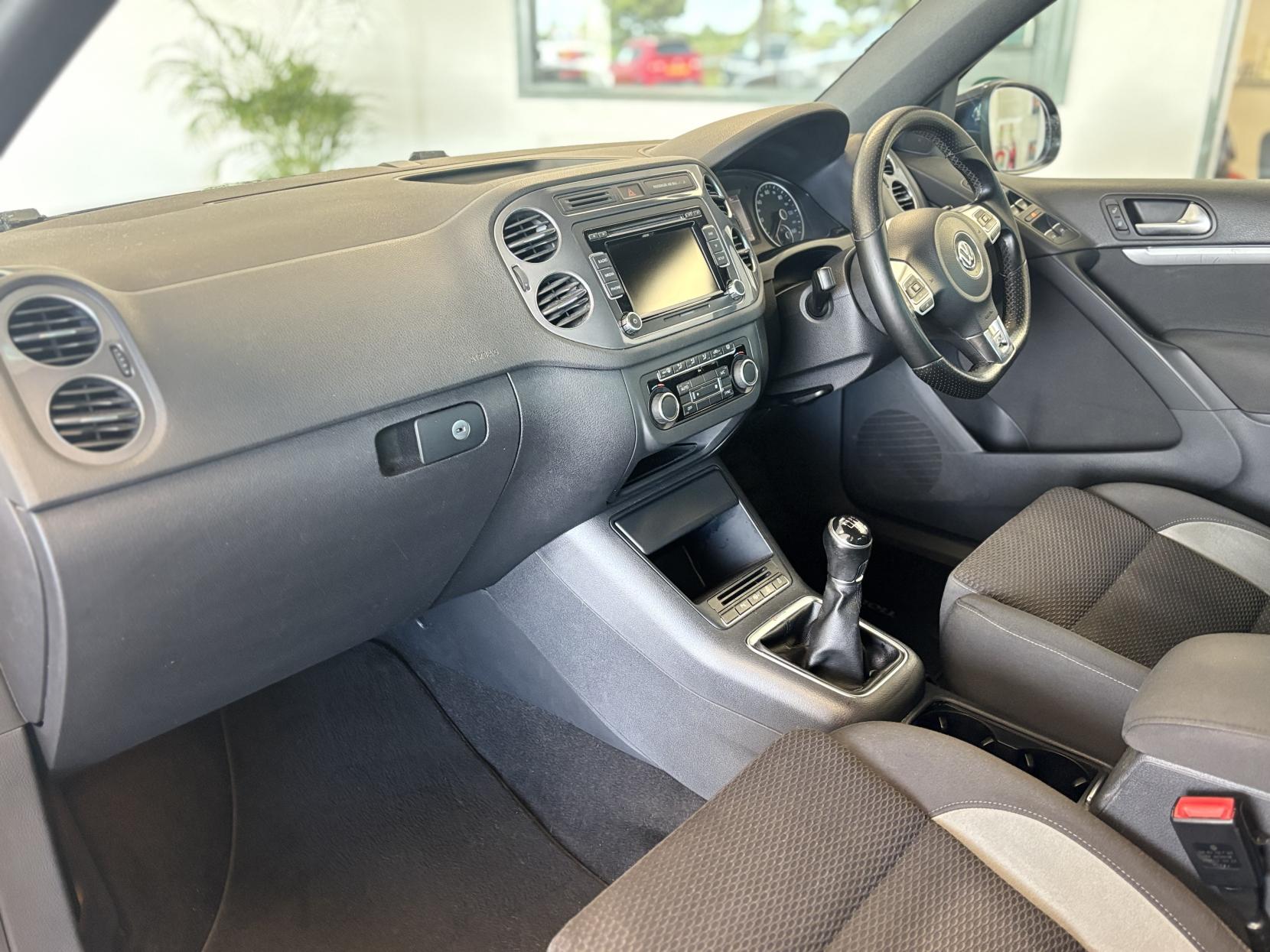 Volkswagen Tiguan 2.0 TDI BlueMotion Tech R-Line SUV 5dr Diesel Manual 4WD Euro 5 (s/s) (140 ps)