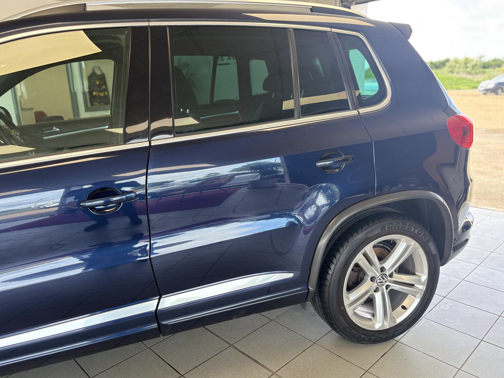 Volkswagen Tiguan 2.0 TDI BlueMotion Tech R-Line SUV 5dr Diesel Manual 4WD Euro 5 (s/s) (140 ps)